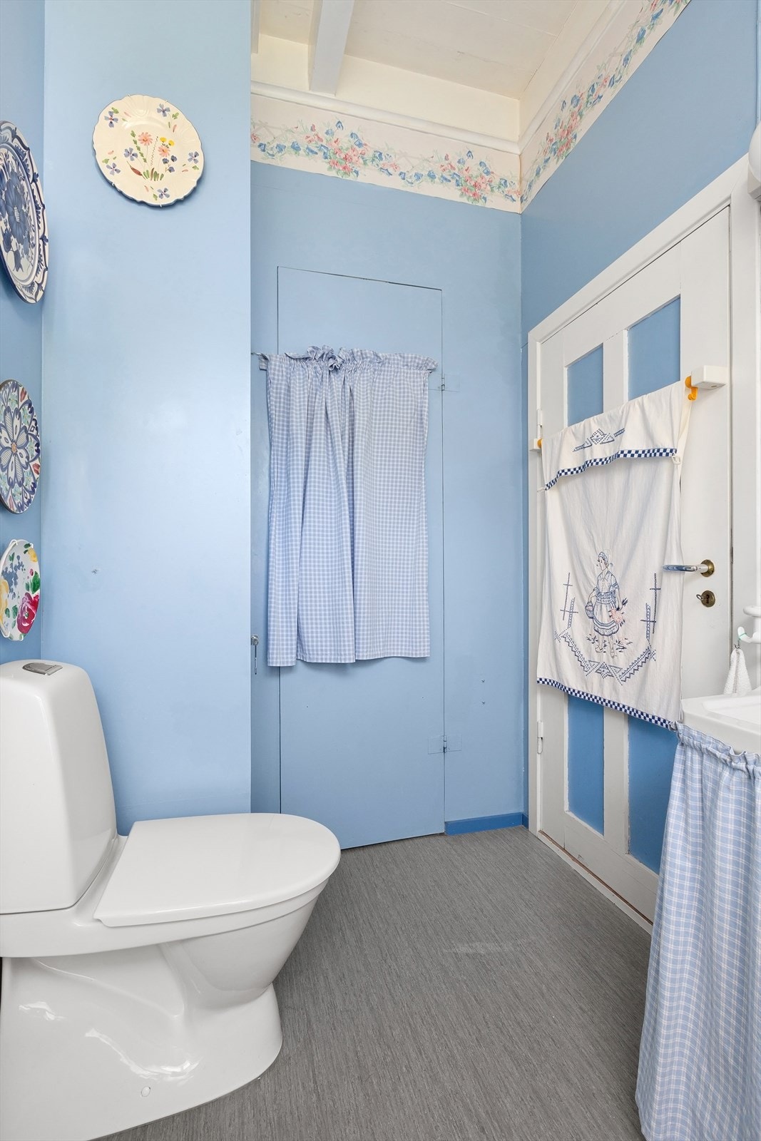 - Badet er innredet med toalett, dusjhjørne og vegghengt servant - Galleribilde