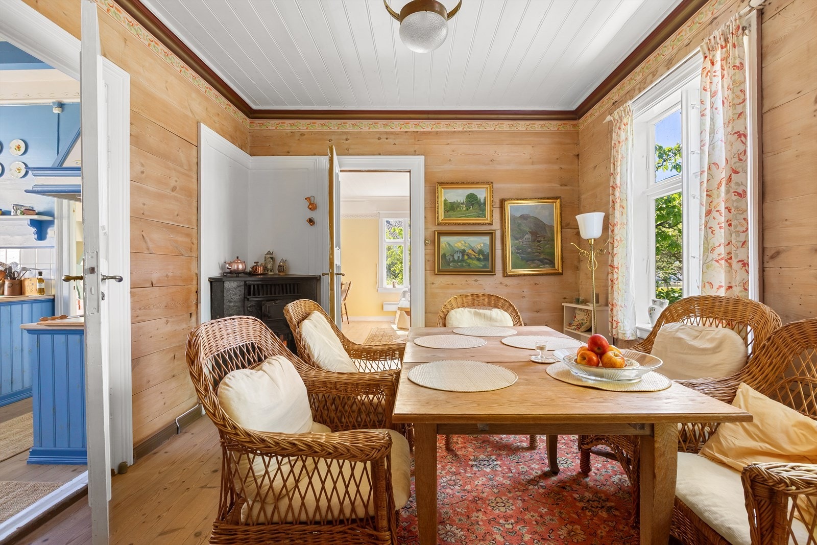 - Boligen har blitt oppgradert med blant annet nye overflater. Det er benyttet synlige bjelker og originale bygningsdeler som gir rommene særpreg og karakter - Galleribilde