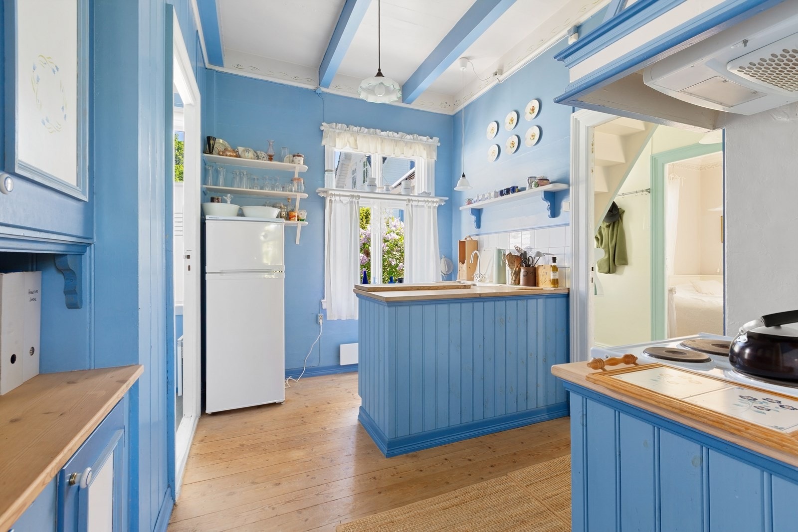 - Kjøkkenet har kjøkkeninnredning med profilerte fronter og benkeplate av heltre - Galleribilde