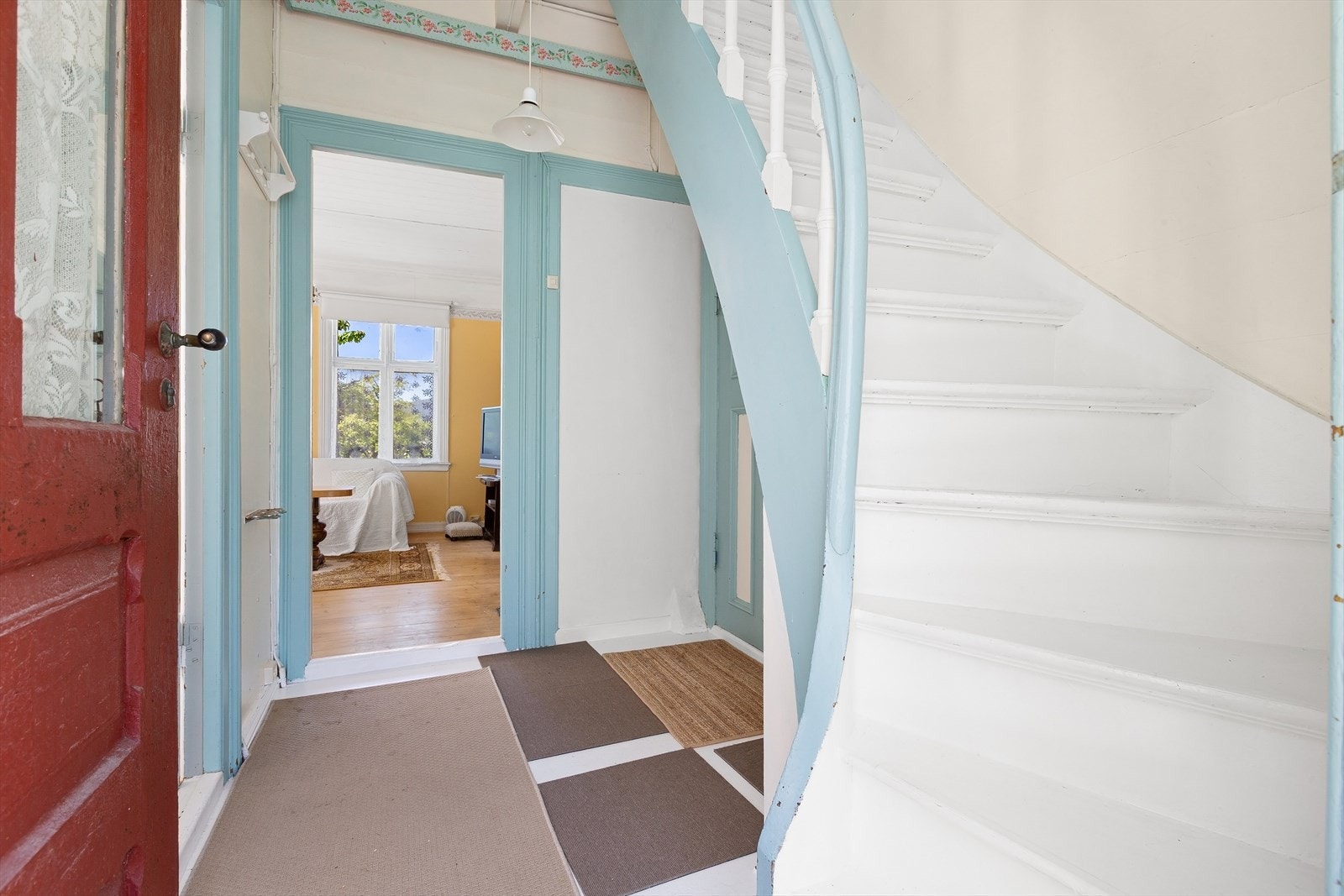 - Innvendig går hovedhuset over 2 plan og har et totalt BRA-I på 113m² + kjeller - Galleribilde