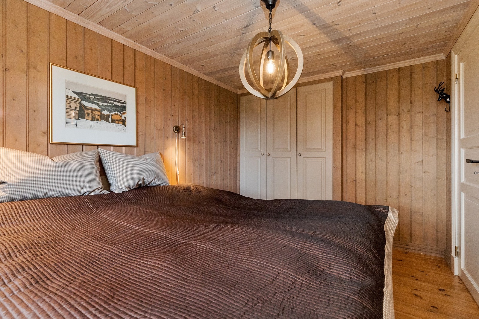 Hovedsoverom med plass til dobbeltseng og plassbygde garderobeskap Galleribilde