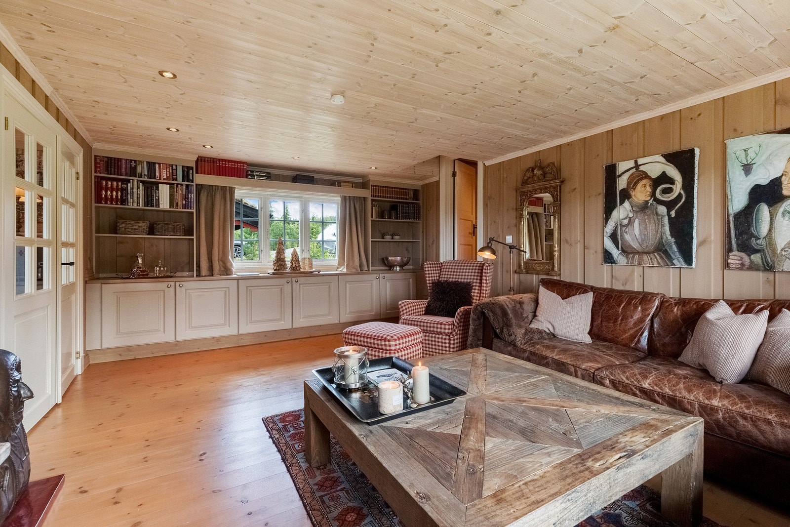 Ett flott rom med plassbygd innredning med skapplass og hyller - ett flott møbel til rommet Galleribilde