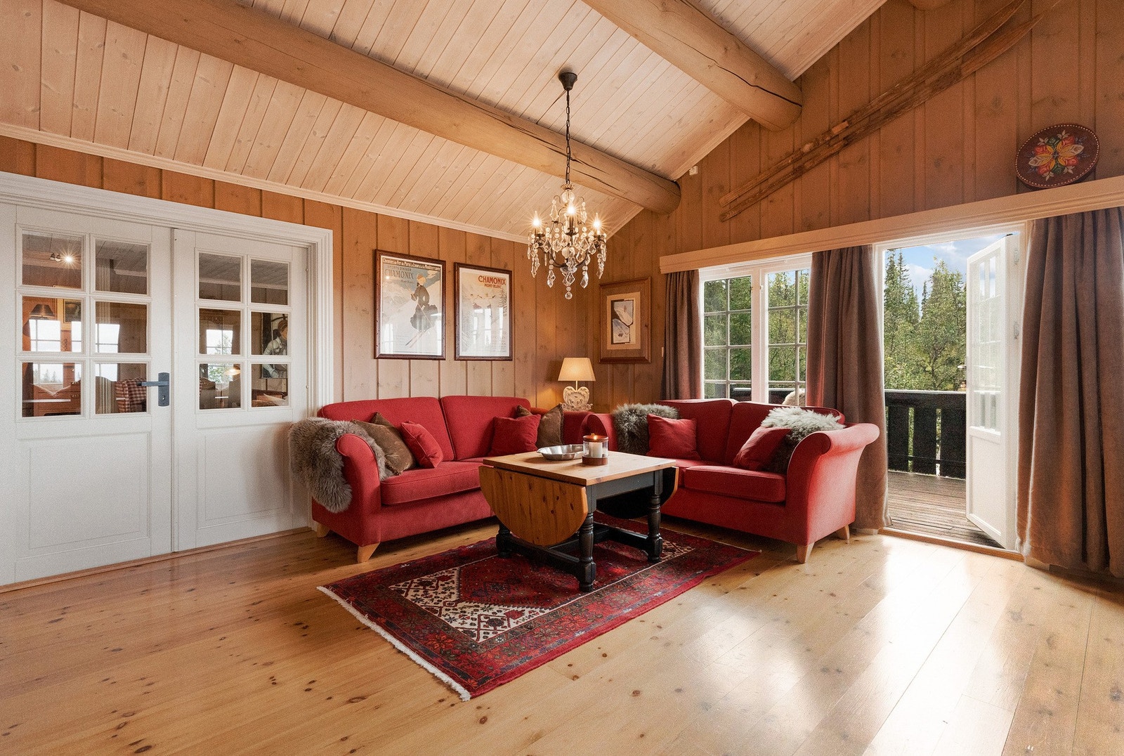 Veggene er beiset i en lun farge som gi en hyggelig romfølelse Galleribilde