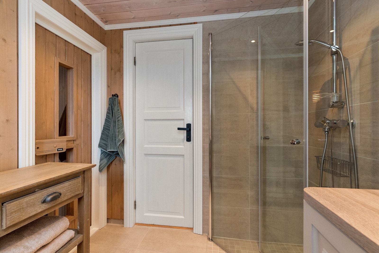 Dusj med svingbare dusjvegger og toalett Galleribilde