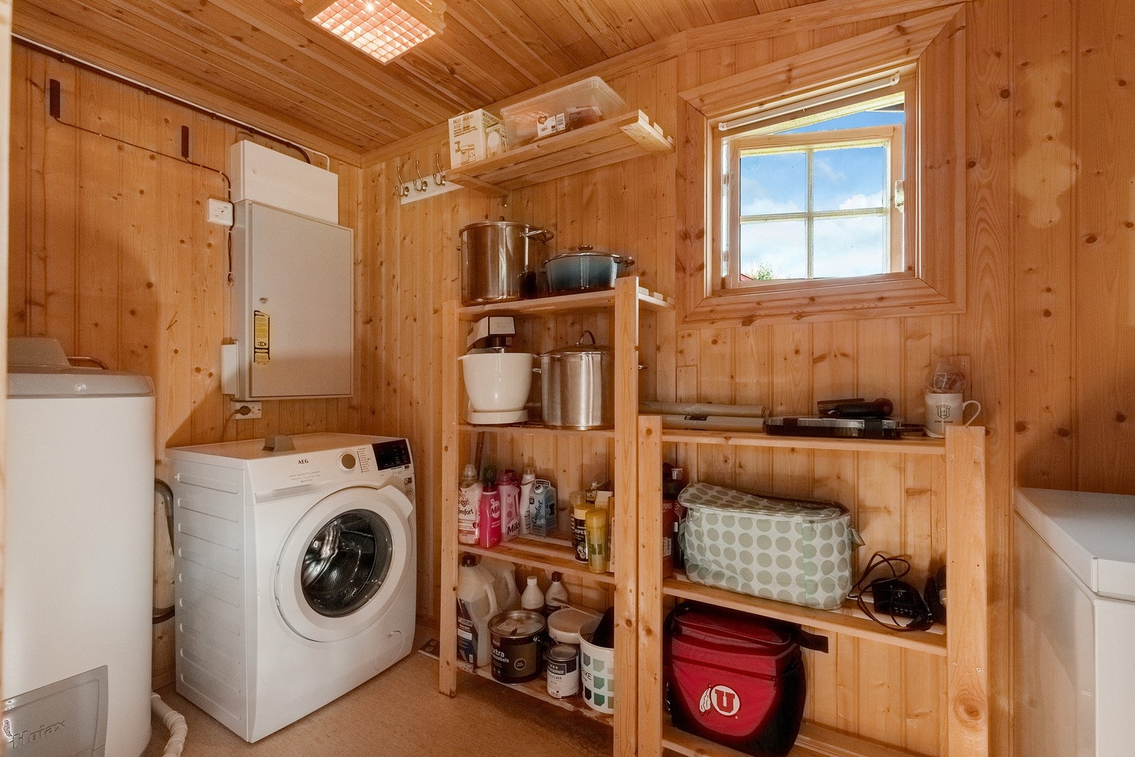 Bod med utvendig adkomst ved inngangspartiet. Boden har god plass til oppbevaring samt opplegg til vaskemaskin Galleribilde