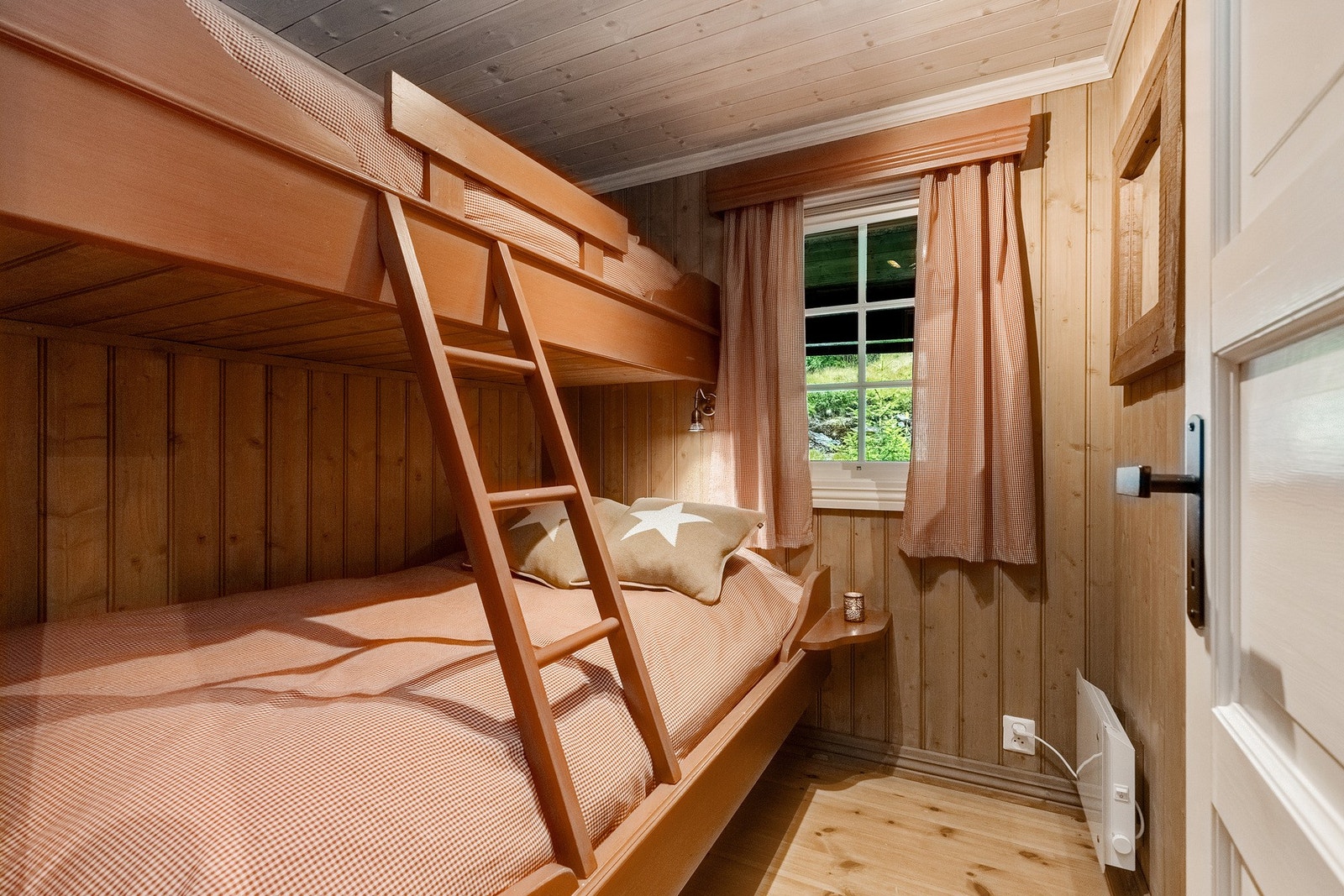 Soverom to og tre med plassbygd familiekøyeseng Galleribilde