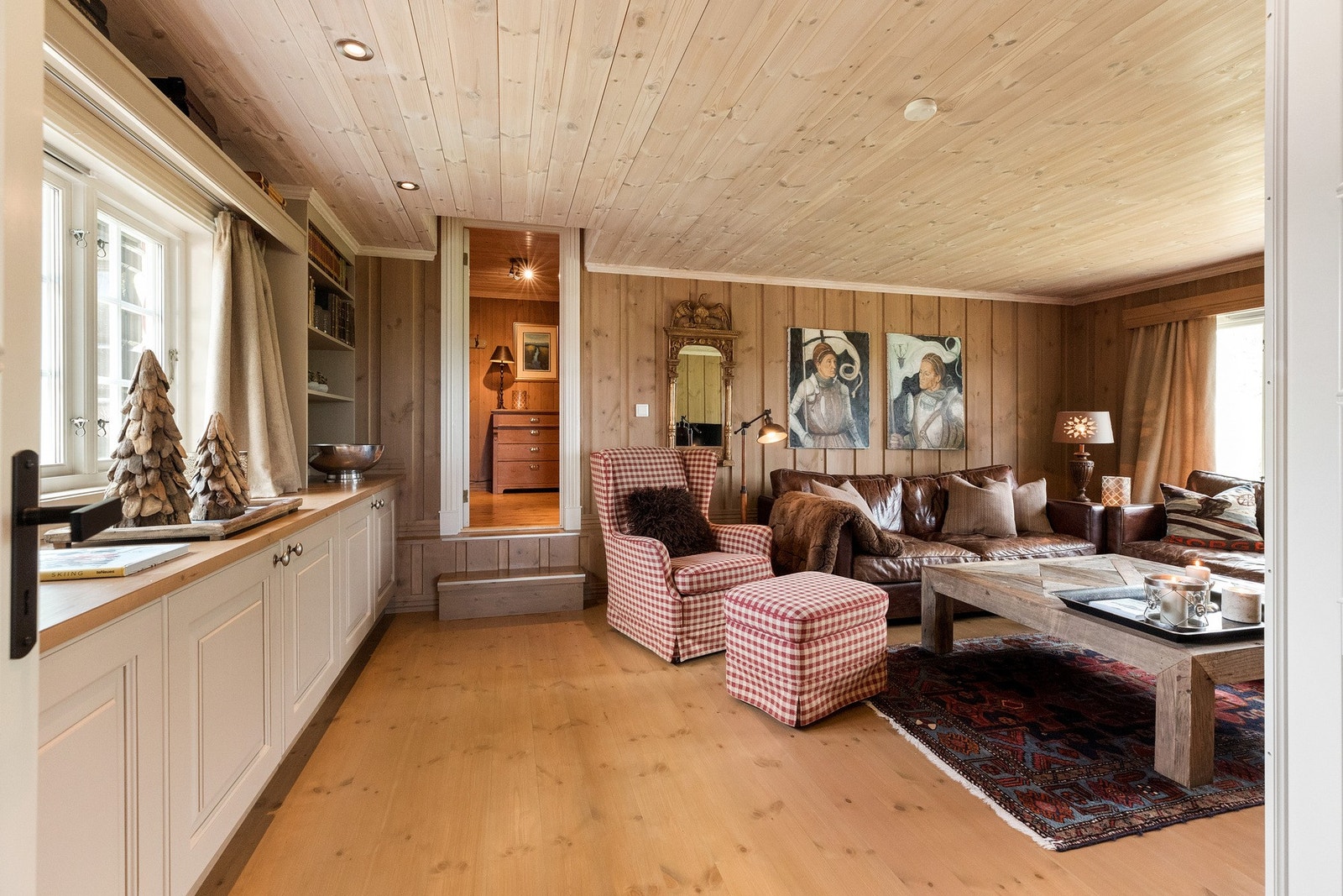 Innenfor stuedelen er det tv-stue og et ekstra rom for avlastning eller om man er mange og noen vil trekke seg litt inn for seg selv Galleribilde