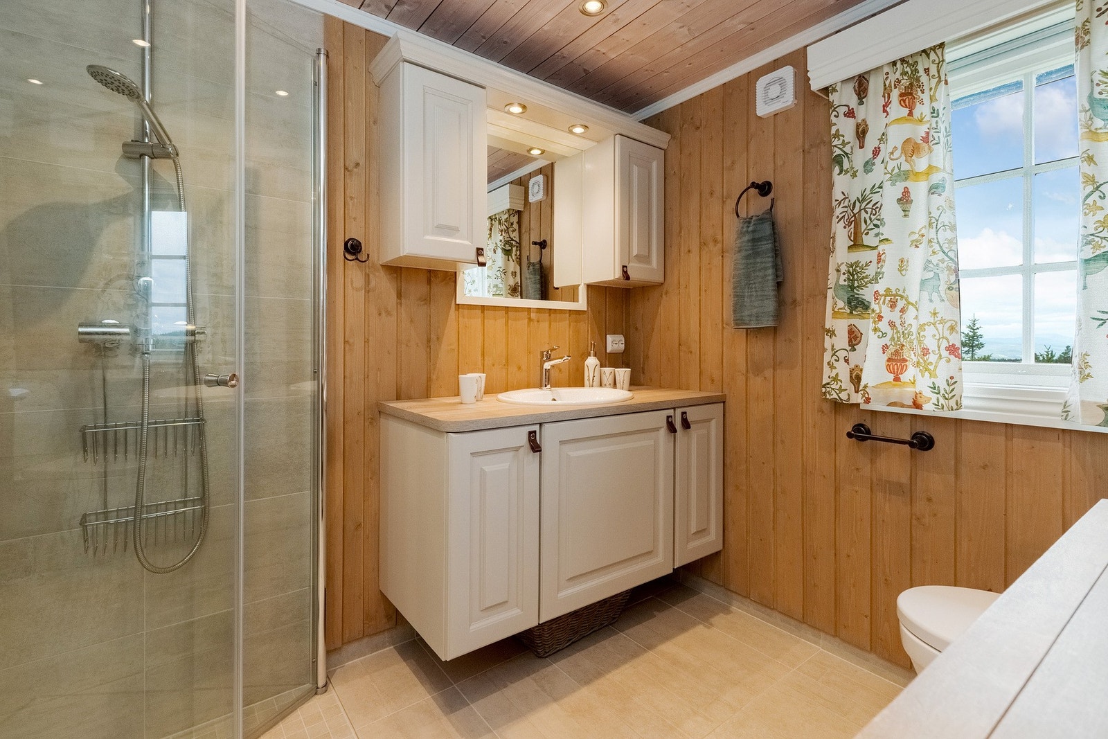 Adkomst til badstue med plassbygde sittebenker Galleribilde