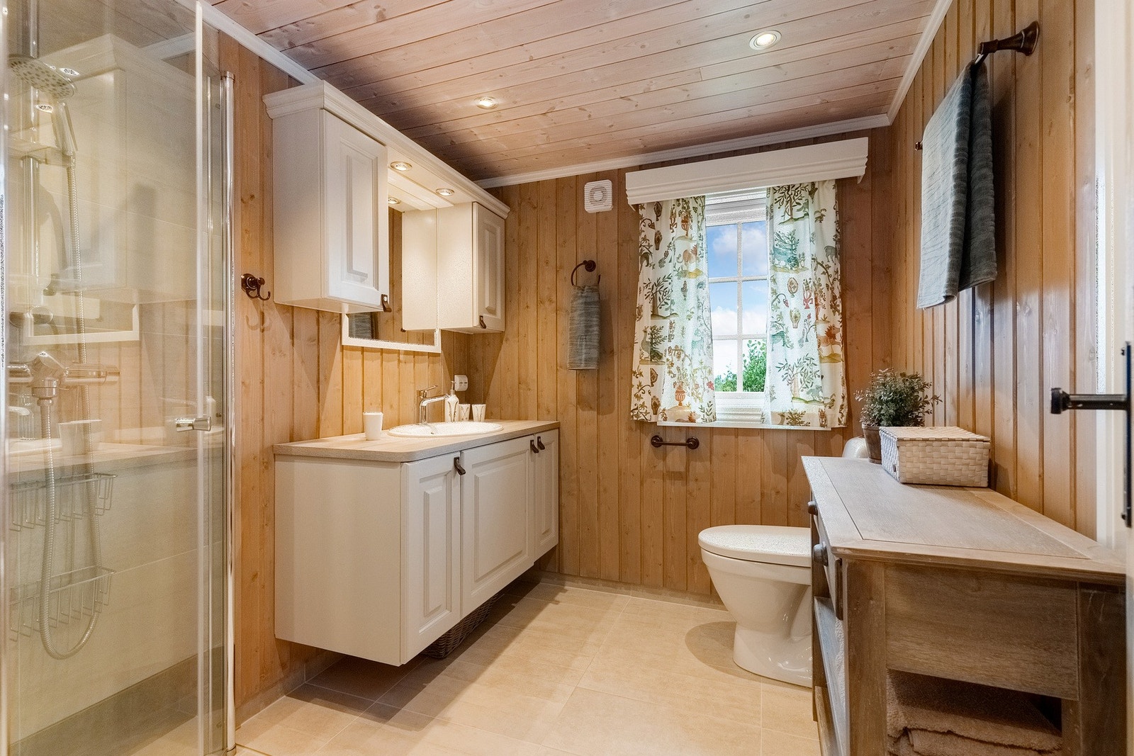 Det er to flotte bad i hytta. Hovedbad med heltre innredning malt i en lys fargetone, nedfelt servant i benk Galleribilde