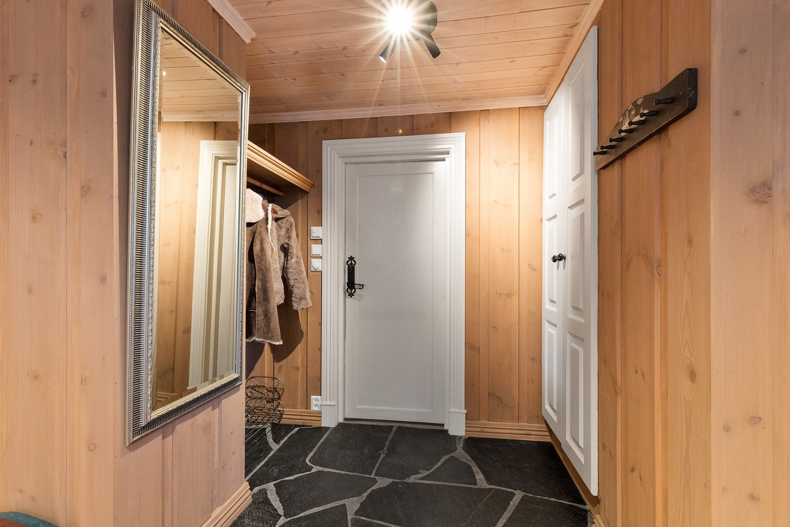 Plassbygd garderobeskap og plass til oppheng av yttertøy Galleribilde