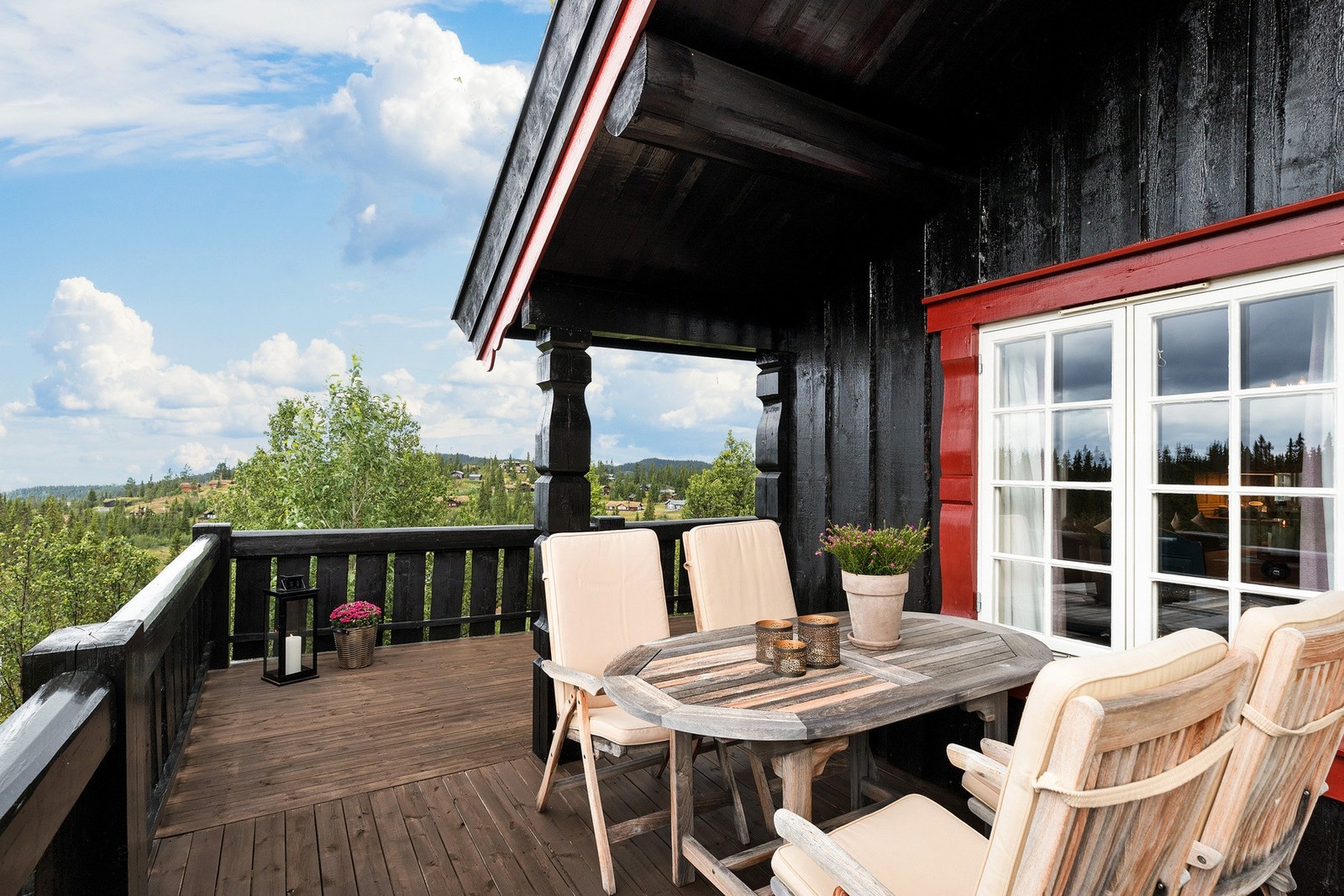 Velkommen til Tuva 43 på Aurdalsåsen. Flott utsikt mot Skogshorn og fjellene rundt - Eiendomsmegler Marit Nystuen presenterer denne eiendommen . Foto: Christine Stokkebryn Galleribilde