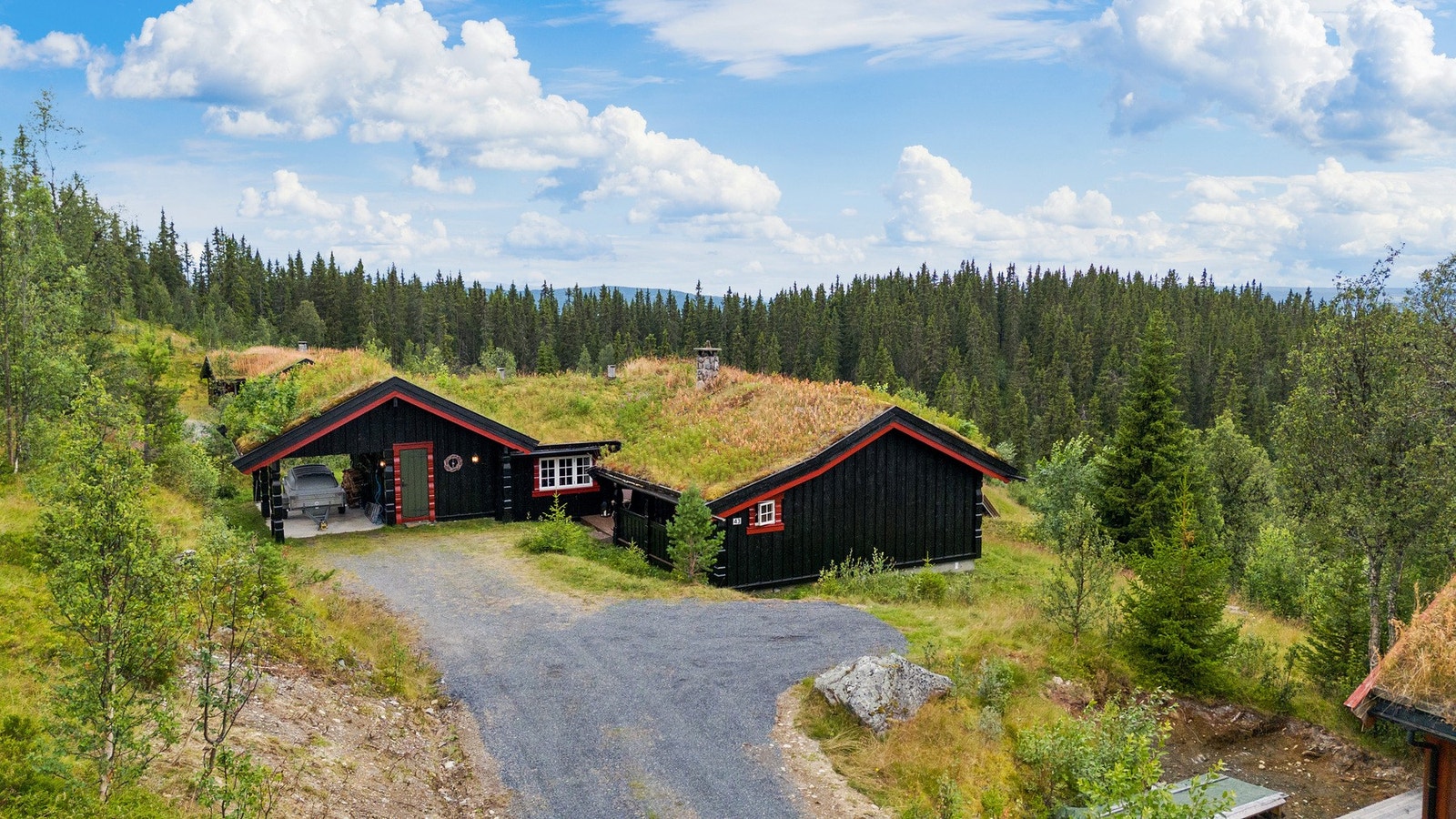 Åpen carport på overside av hytte. Ellers god plass til parkering på egen tomt Galleribilde