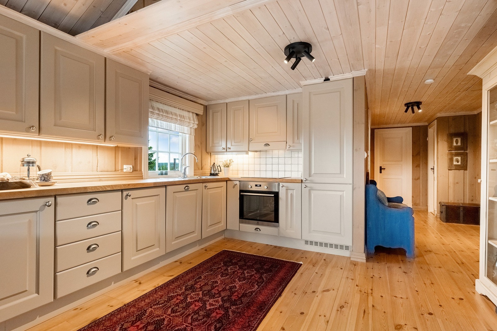 Lys innredning og profilerte fronter Galleribilde