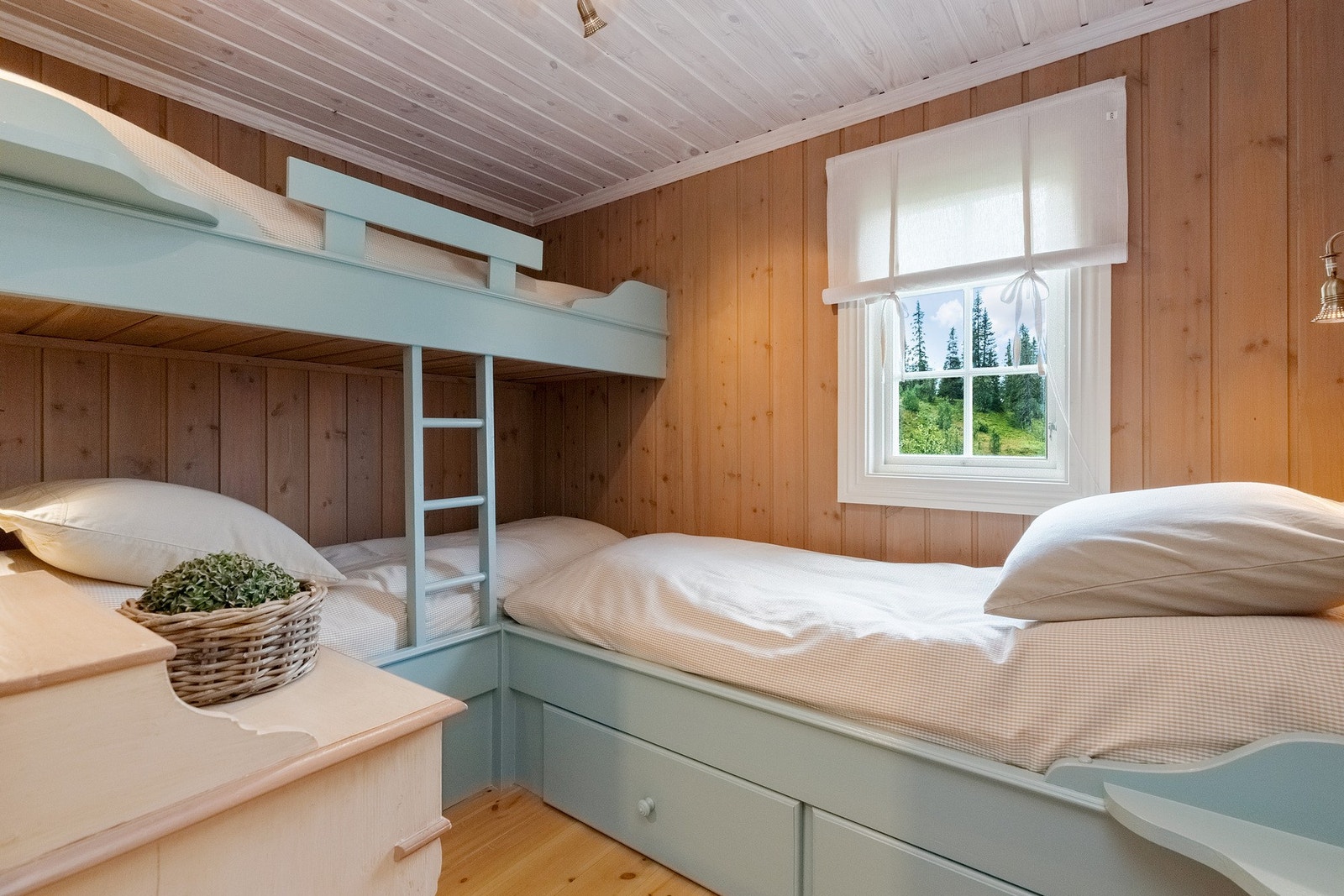 Soverom fire med tre plassbygde senger hvor ene siden har køyeseng Galleribilde