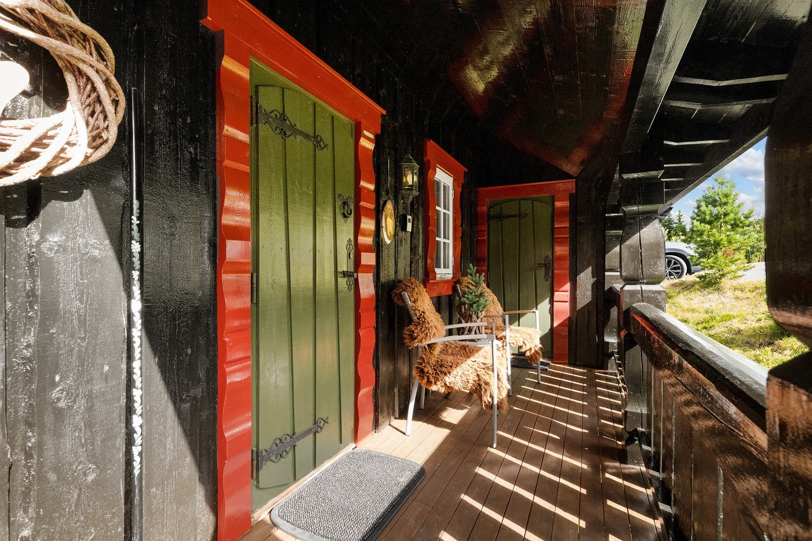 Svalgang med plass til en mindre sittegruppe ved inngangspartiet Galleribilde