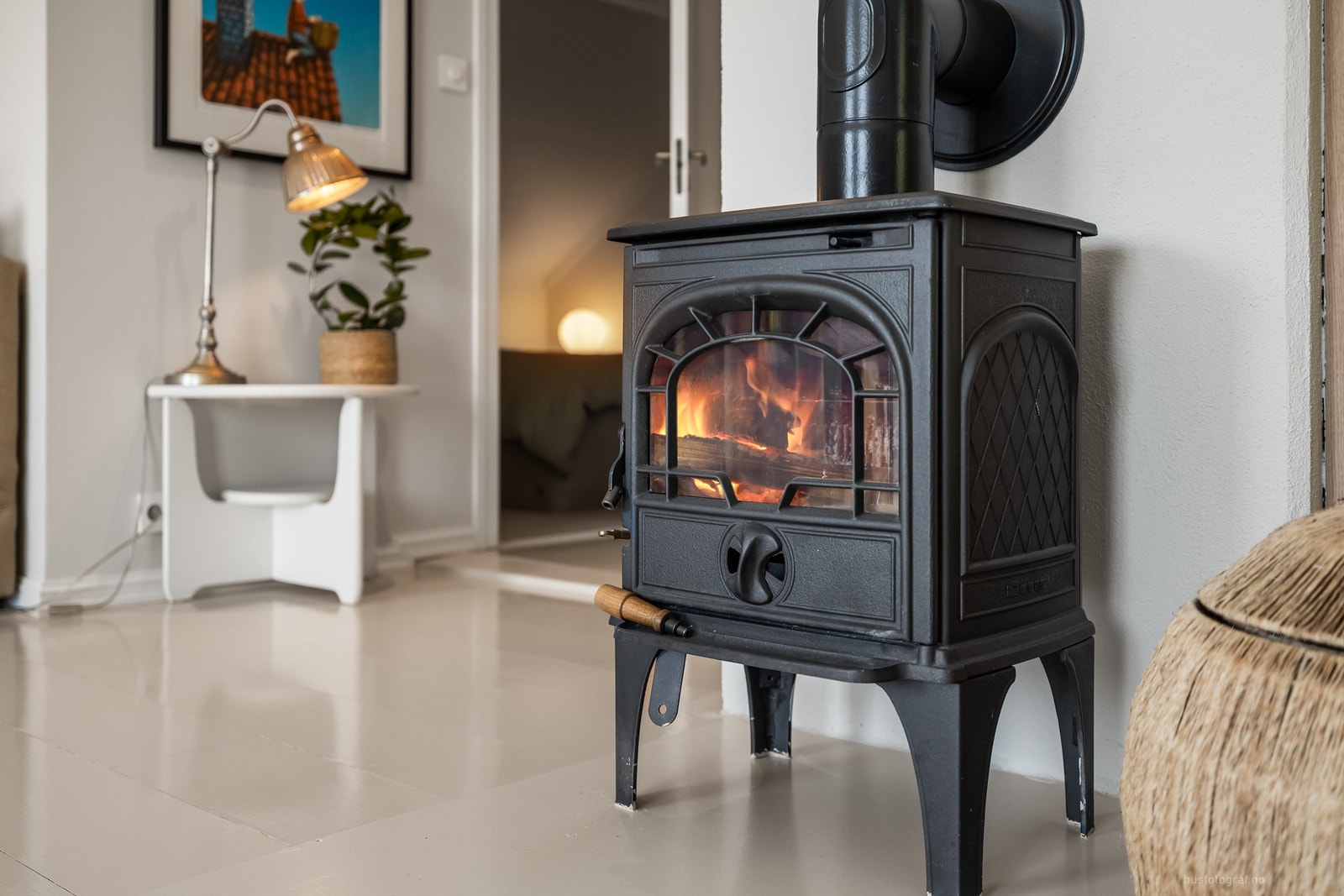 Frittstående peisovn med plate på gulv (nytt innvendig stålrør fra 2018) Galleribilde