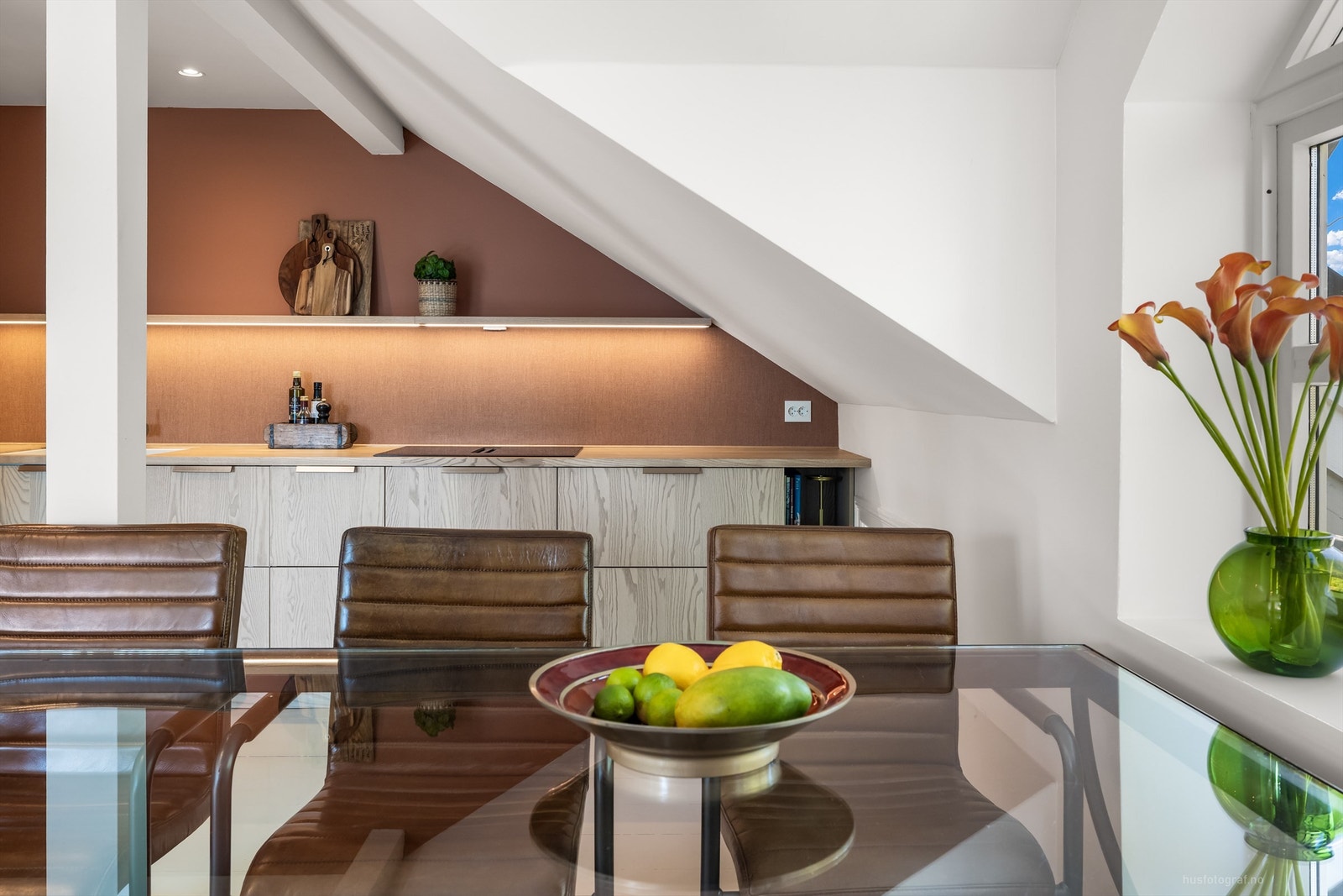 Malt laminat på gulv, malte vegger og malte plater i himling Galleribilde