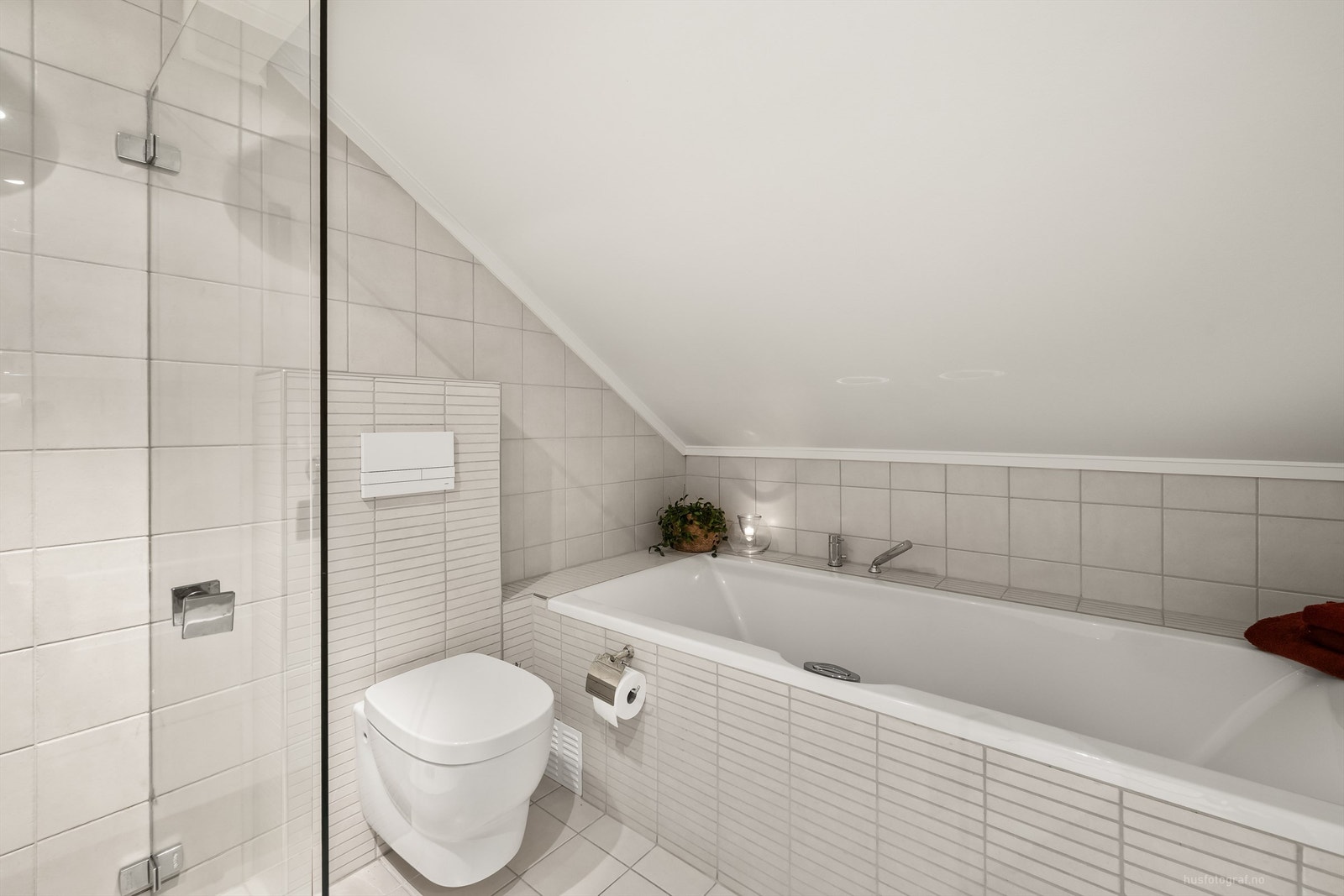 Badet har dusjhjørne med regnfallsdusj og innfliset badekar Galleribilde