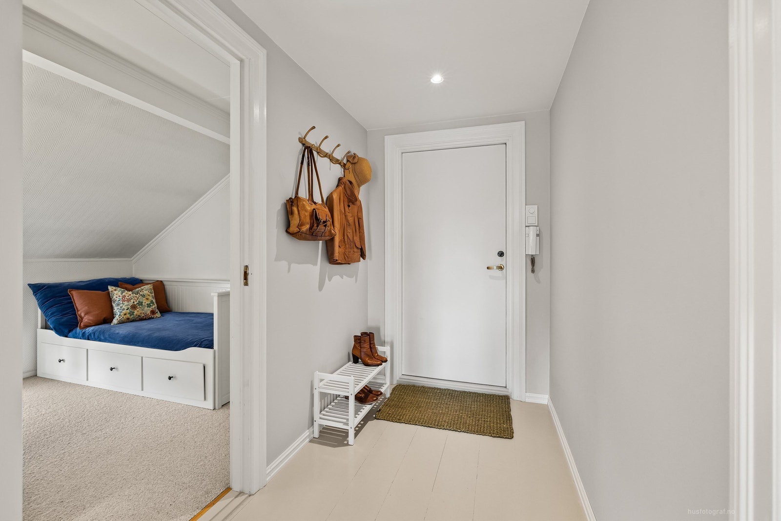 Entré med dørcallinganlegg som har åpnerfunksjon Galleribilde