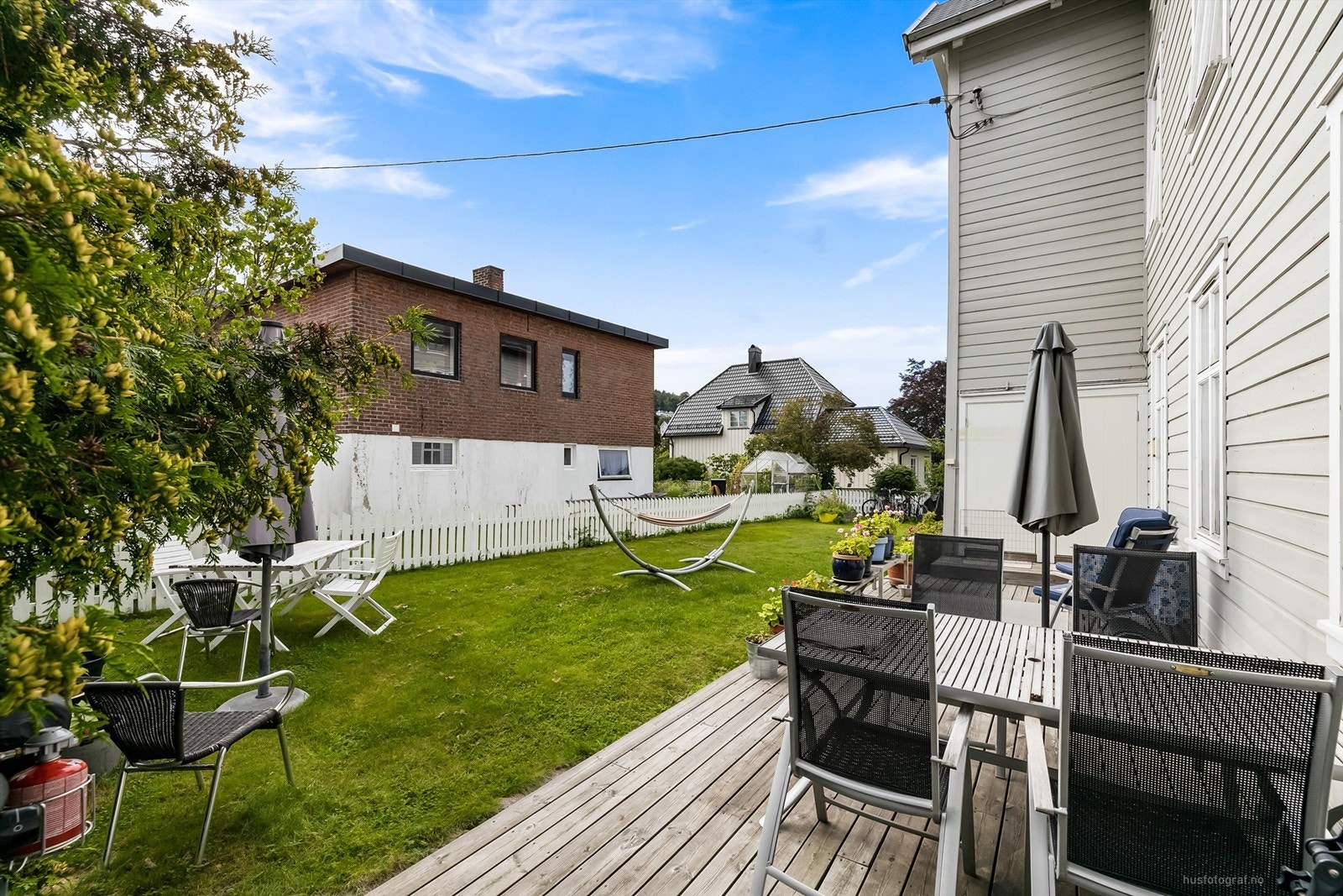 Felles opparbeidet hageområde med flere hyggelige uteplasser Galleribilde