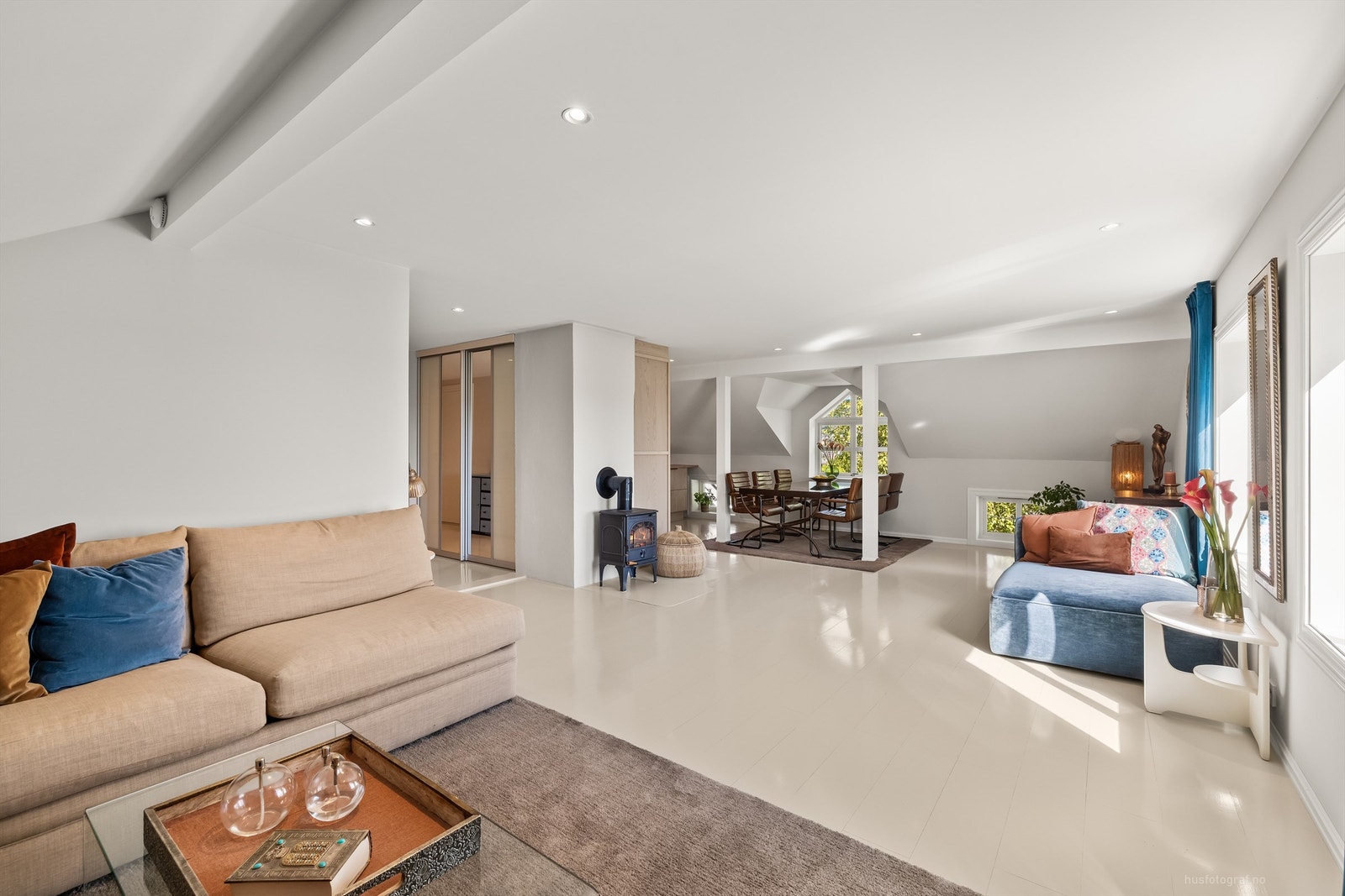 Åpen løsning mellom kjøkken og spisestue Galleribilde