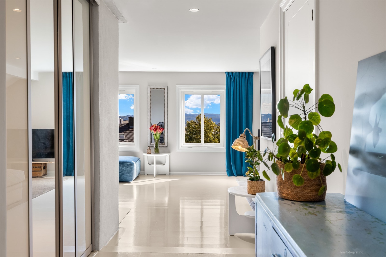 Sikringsskap med automatsikringer (skiftet til jordfeilautomater i 2024) i felles trapperom Galleribilde