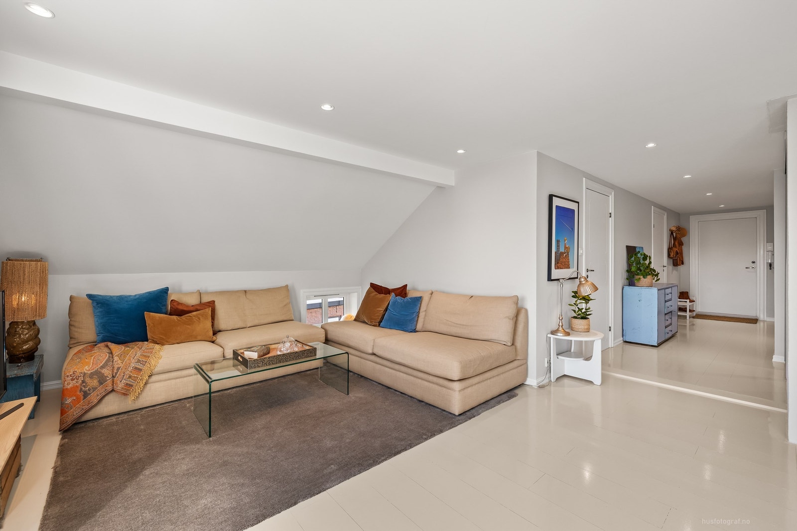 Romslig stue med sofaområde og spiseplass Galleribilde