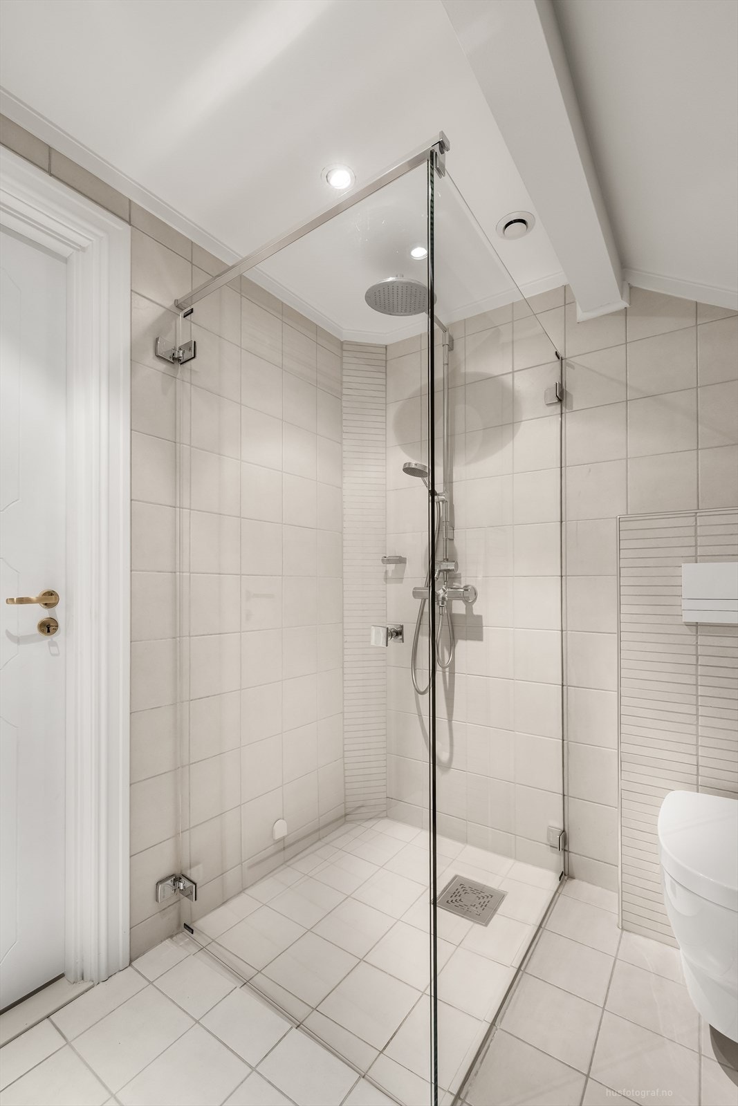 Badet har downlights i tak og varmekabler i gulv Galleribilde