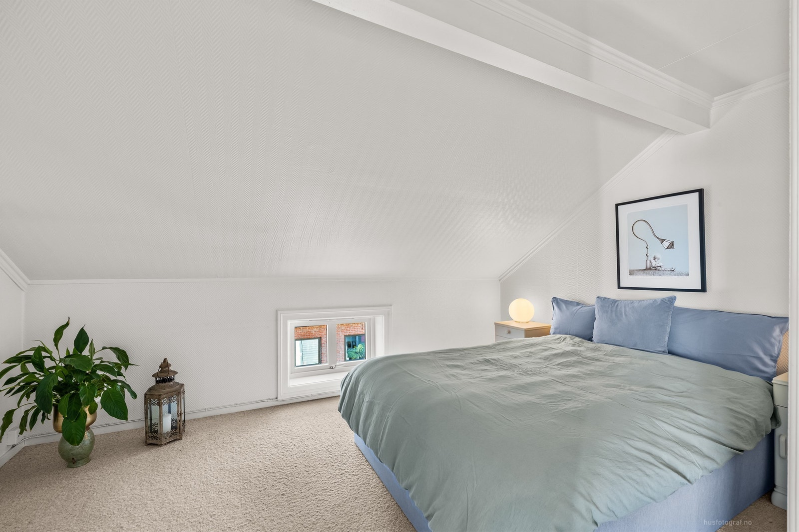 Soverom 1 med nyere vegg-til-vegg teppe av ren ull på gulv, malte vegger og malt himling Galleribilde