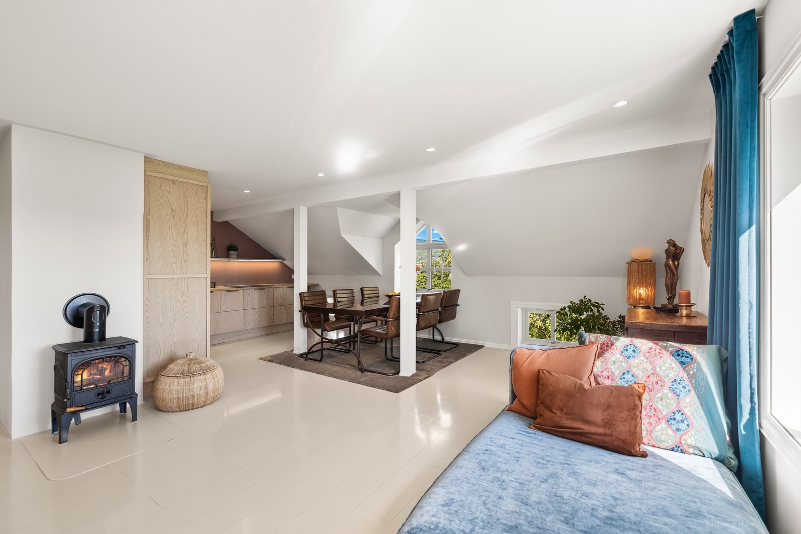 Godt med vindusflater som gir godt med naturlig lysinnslipp Galleribilde