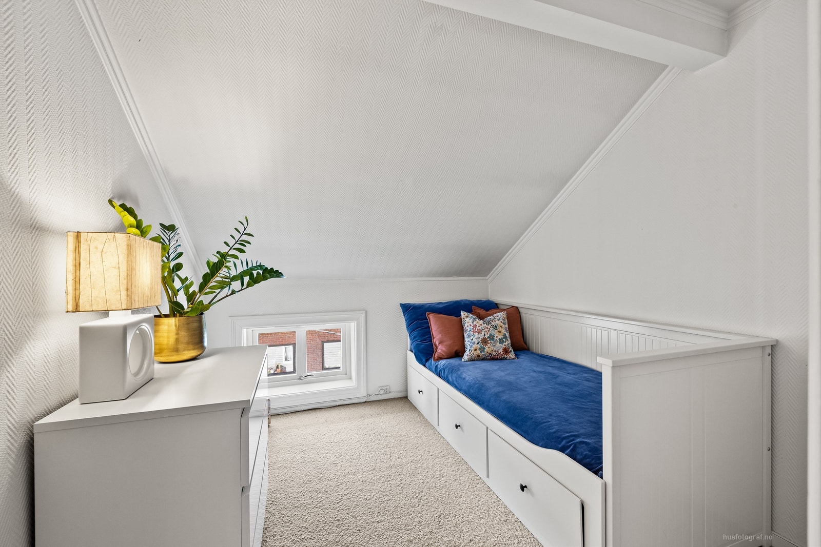 Soverom 2 med nyere vegg-til-vegg teppe av ren ull på gulv, malte vegger og malt himling Galleribilde