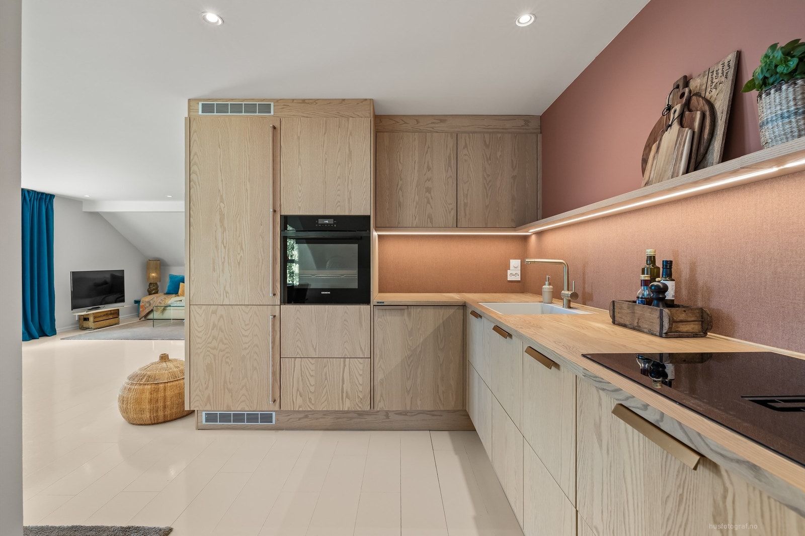 Lysarmaturer under hylle og overskap og benkeplater av tre Galleribilde