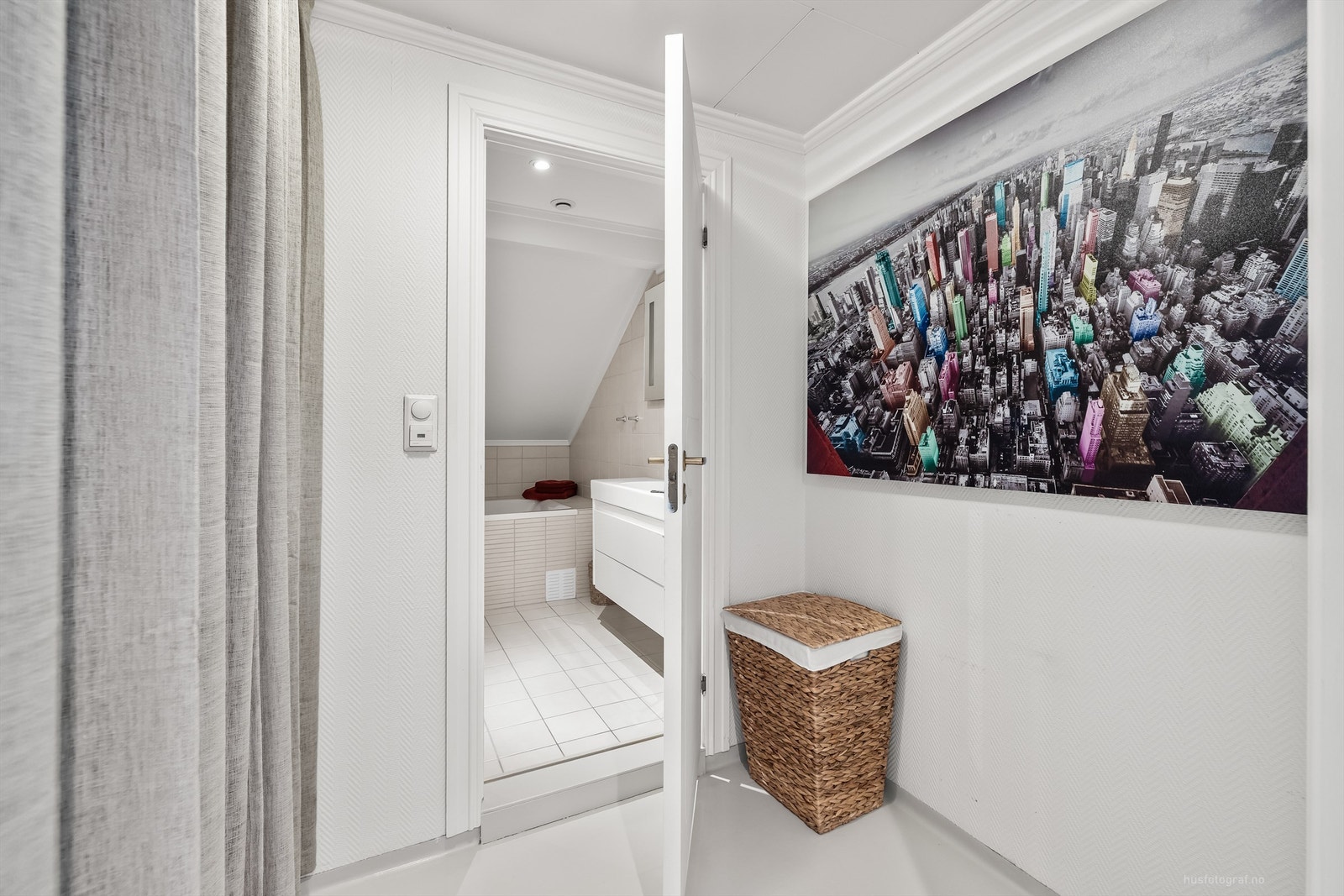 Praktisk vaskeromsdel med opplegg for vaskemaskin Galleribilde