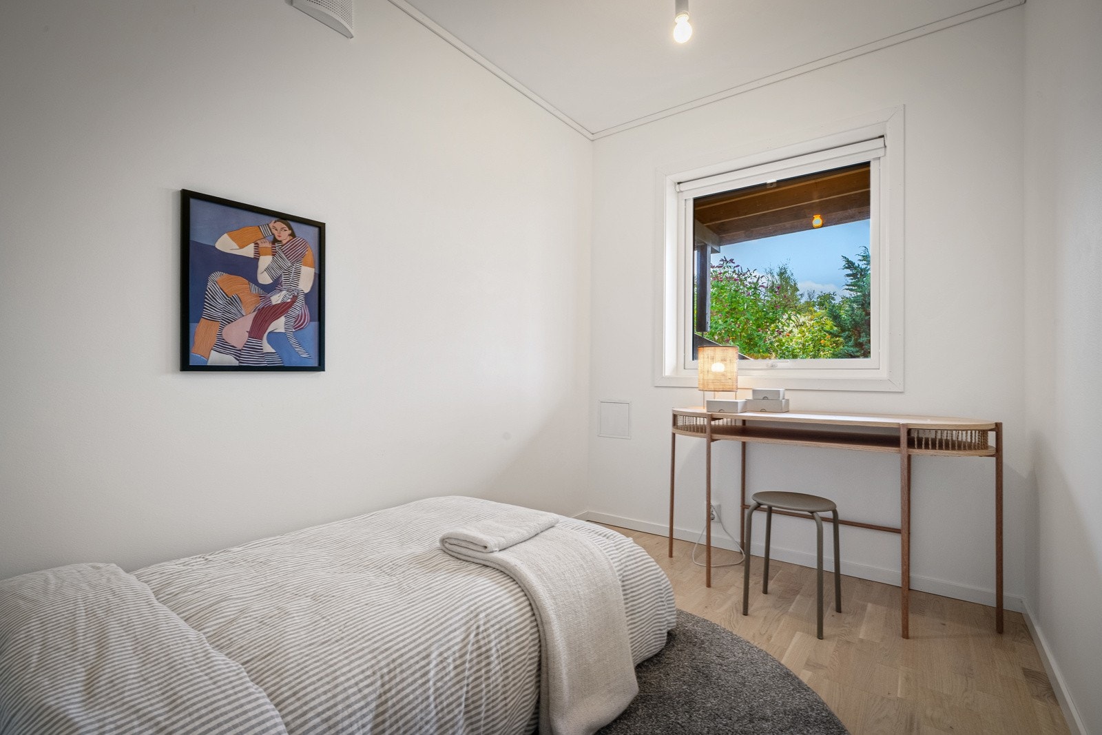 Et praktisk rom med gode muligheter for både skrivepult og lagring Galleribilde