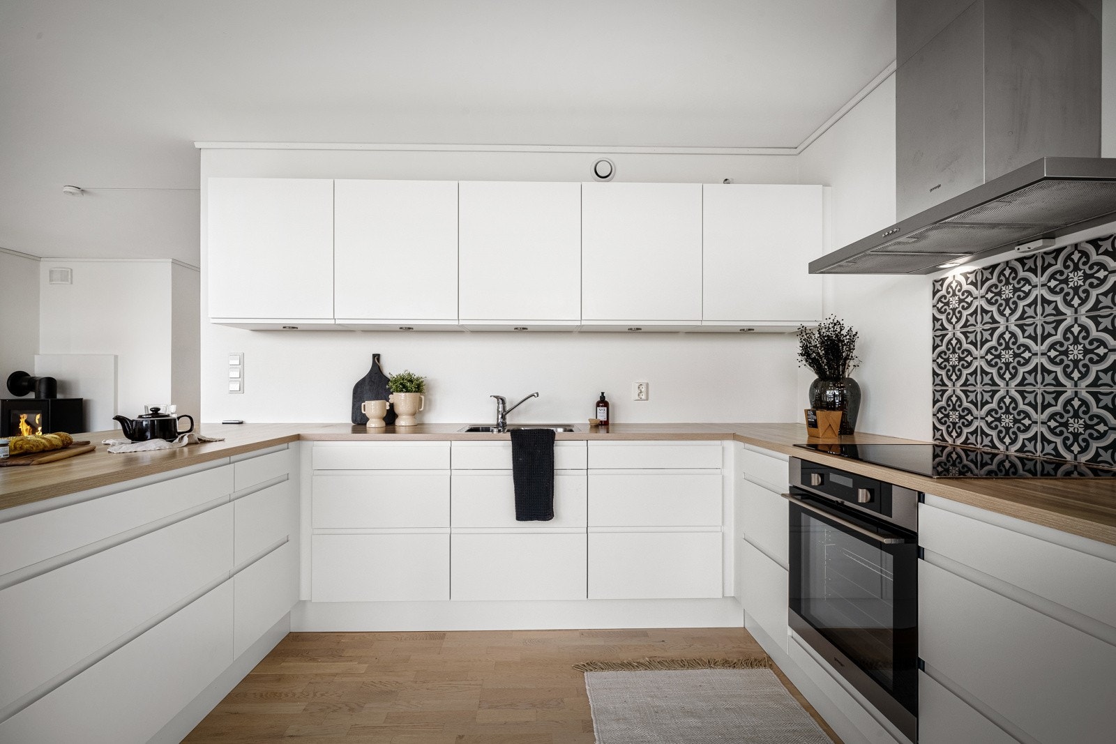 Rommet har flott innredning med hvite profilerte fronter Galleribilde