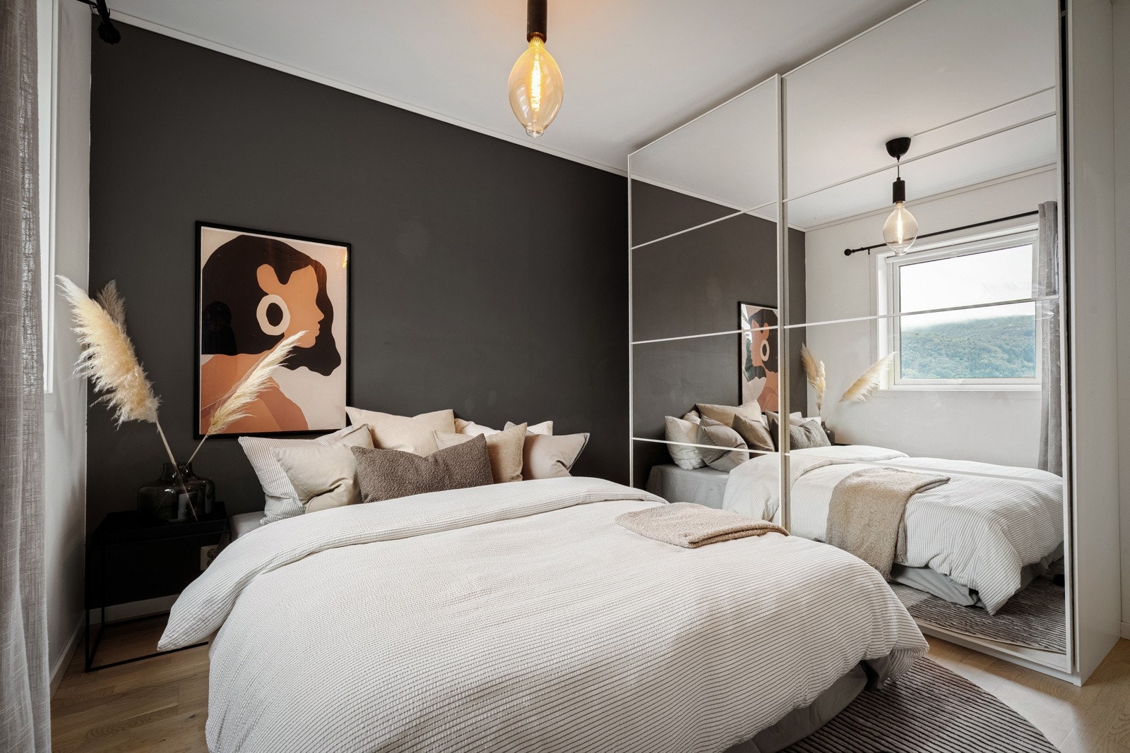 Rommet har godt med lysinnslipp og er innredet med skyvedørsgarderobe Galleribilde