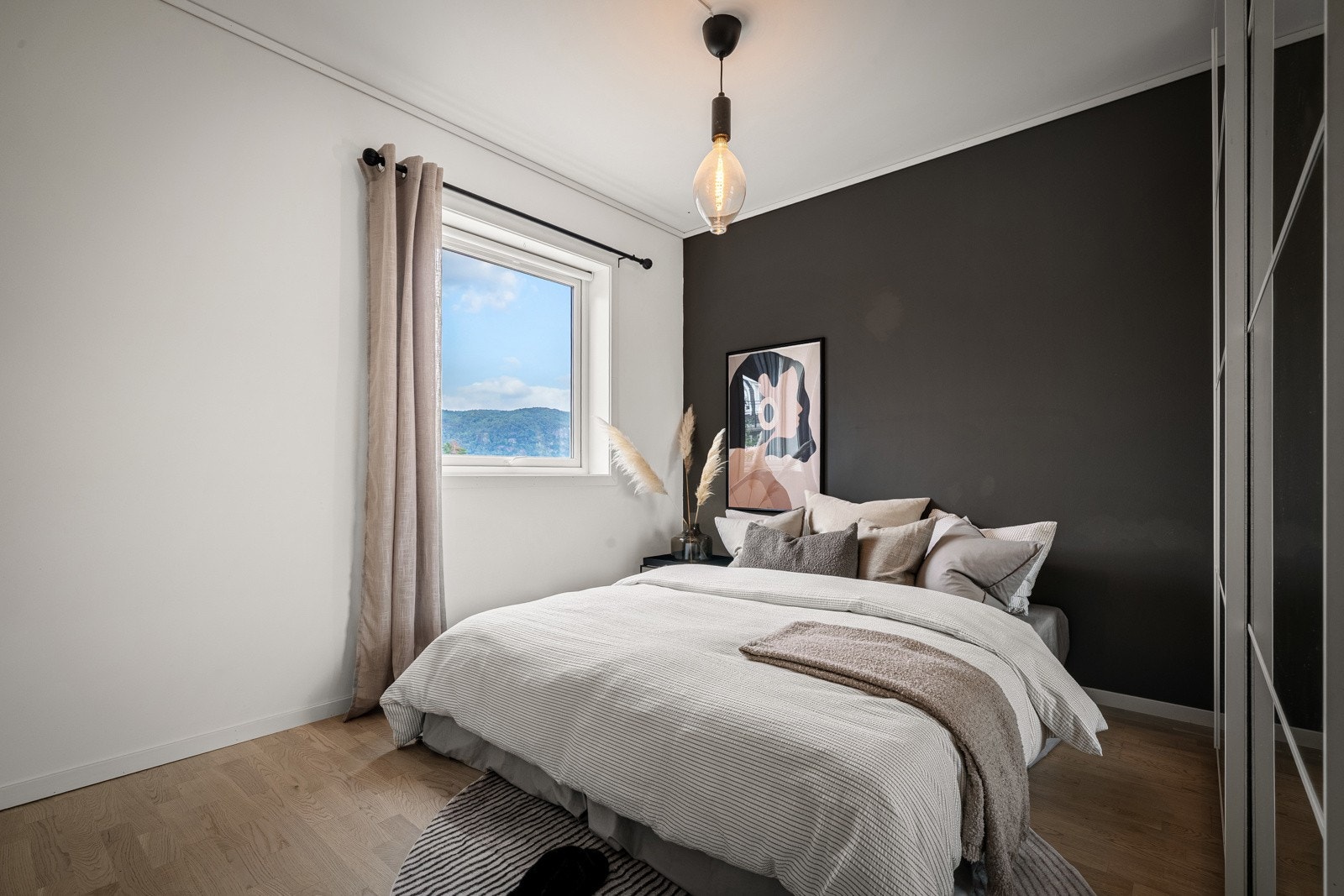 Boligens hovedsoverom bærer et areal på 10,17 kvm Galleribilde