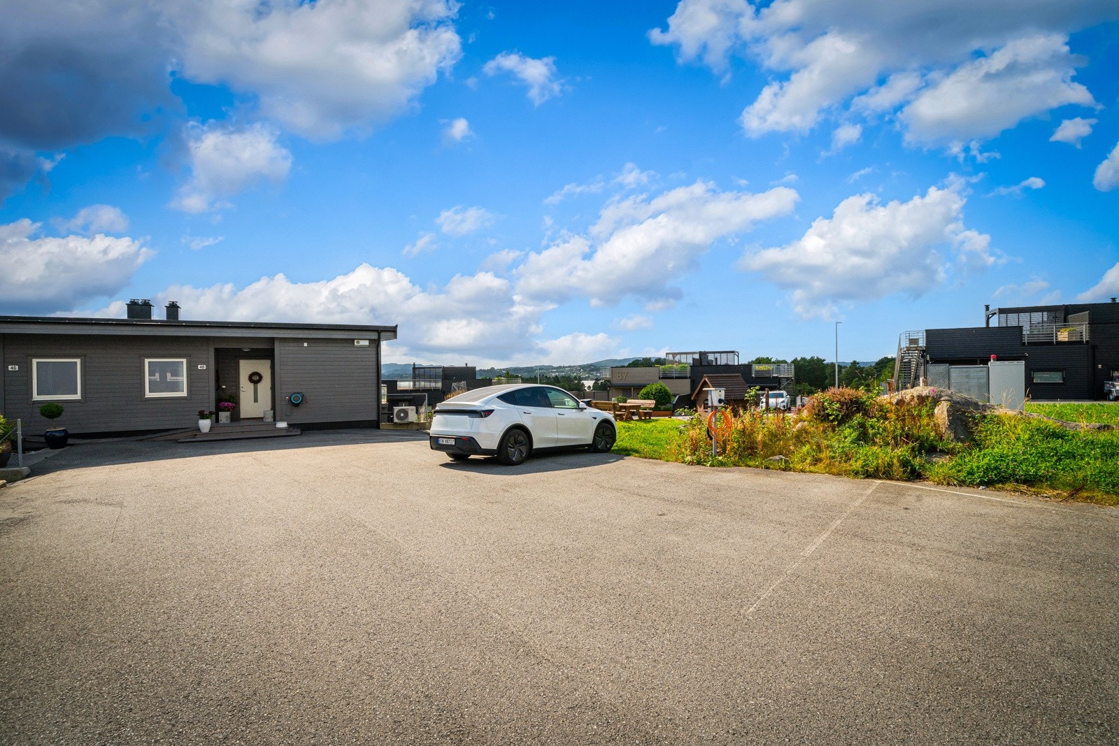 Biloppstillingsplass med enkel adkomst fra offentlig vei Galleribilde