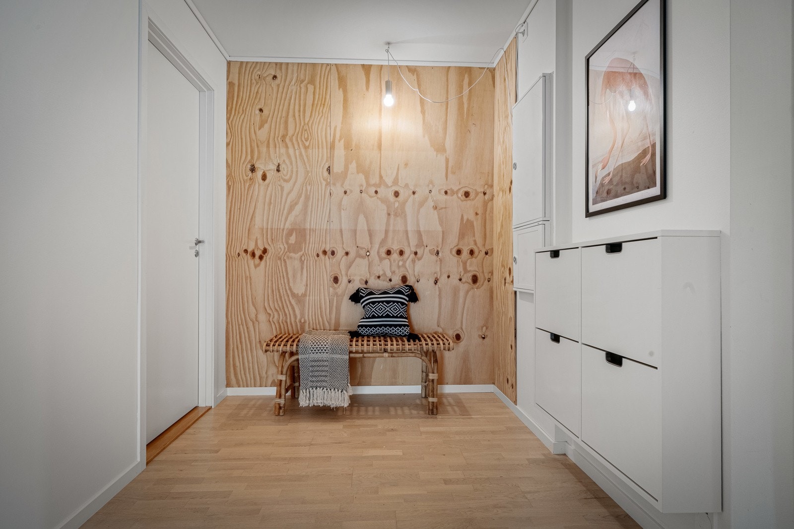 Liten, praktisk plass i gangen med benk - perfekt for oppbevaring og enkel av- og påkledning. Galleribilde