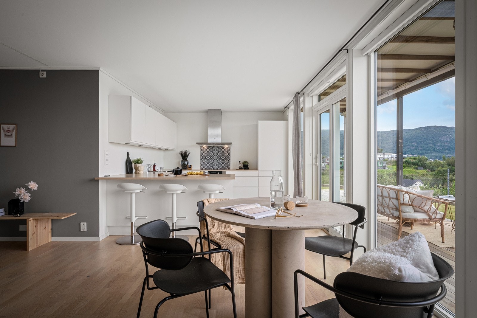 Det er innredet med en åpen stue/kjøkken-løsning som gir gode muligheter for fleksibel møblering Galleribilde