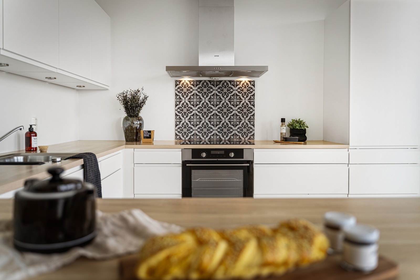 Hvitevarene er integrerte i innredningen og medfølger i handelen Galleribilde