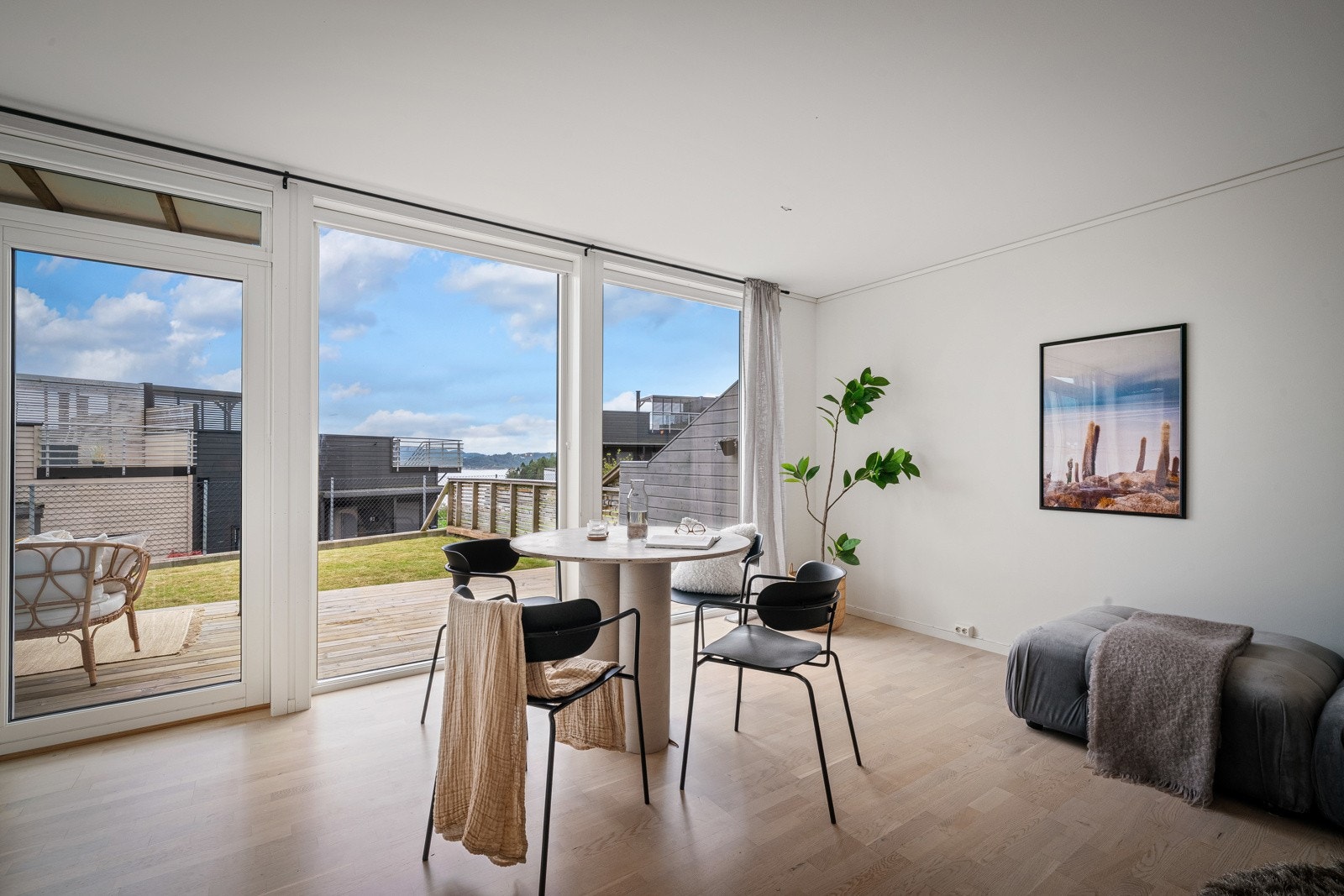 Rommet preges av store vindusflater som slipper inn rikelig med naturlig lys Galleribilde