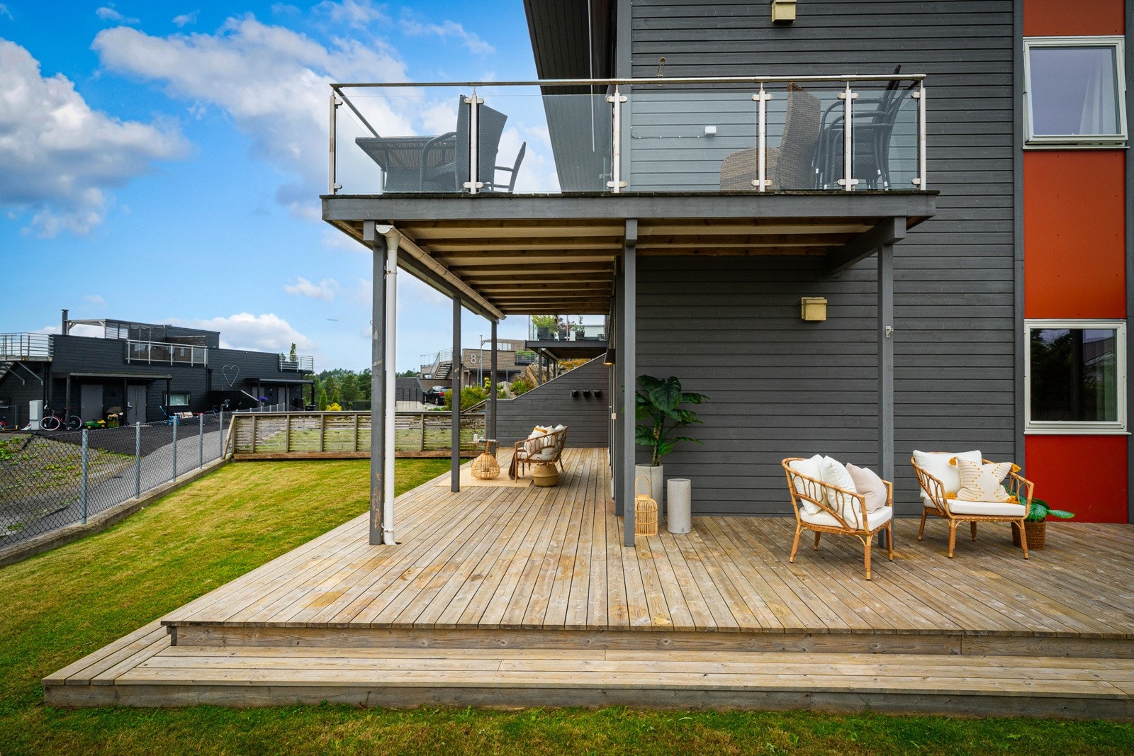 Terrassen går rundt leiligheten, og gir gode muligheter til å følge solen gjennom dagen. Galleribilde