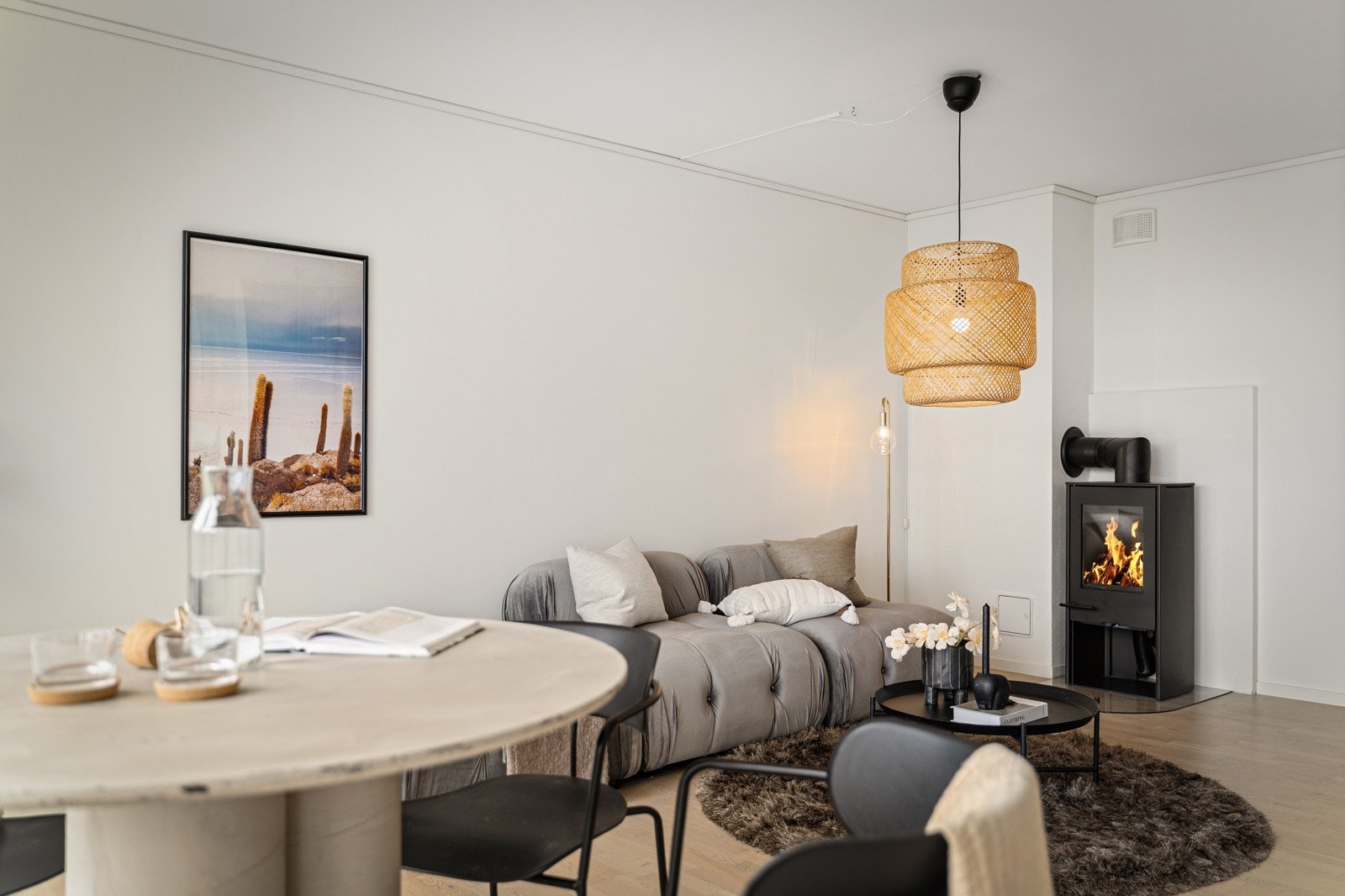 Vedovn i stuen gir både god varme og hyggelig atmosfære Galleribilde