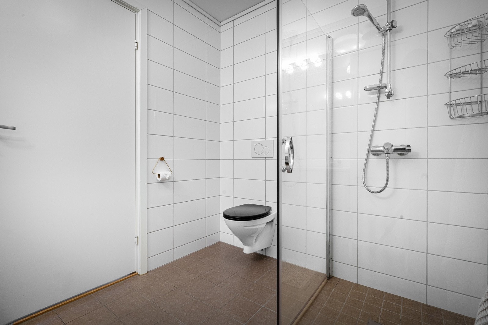 Badet er helfliset og har varmekabler i gulvet Galleribilde