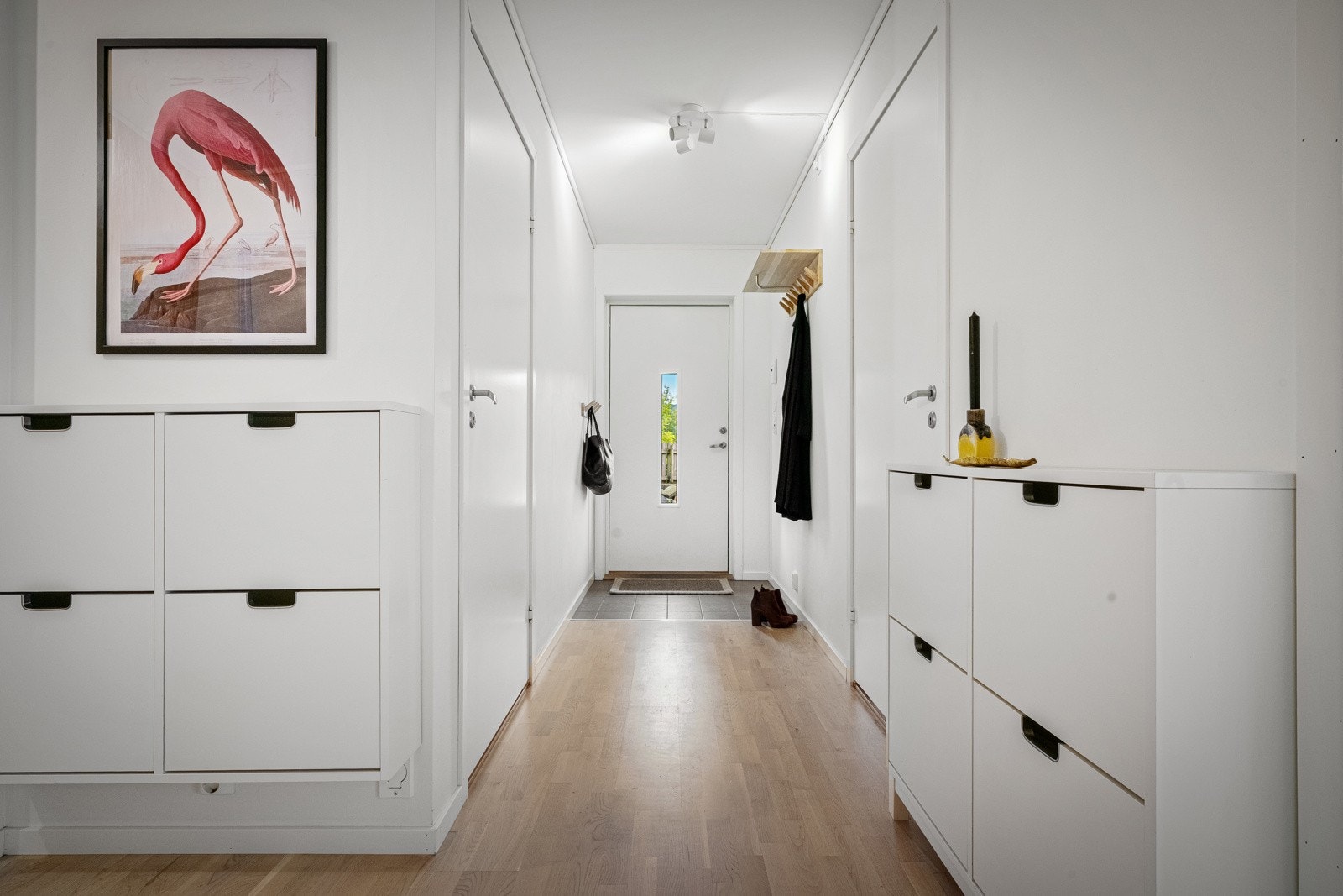 Entré med flislagt gulv og gulvvarme, med god plass til sko og yttertøy. Galleribilde