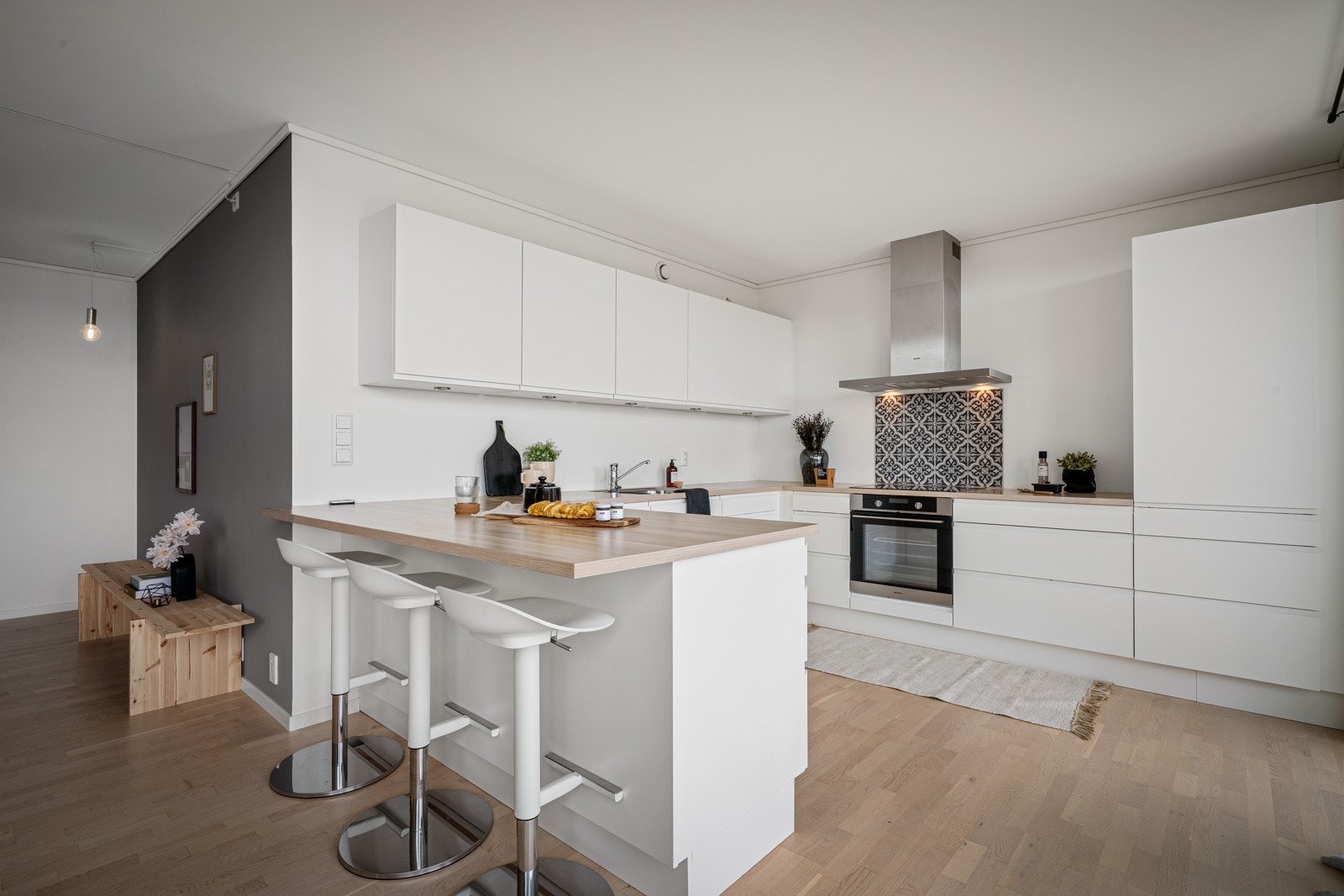 Boligens kjøkken er både pent og praktisk Galleribilde