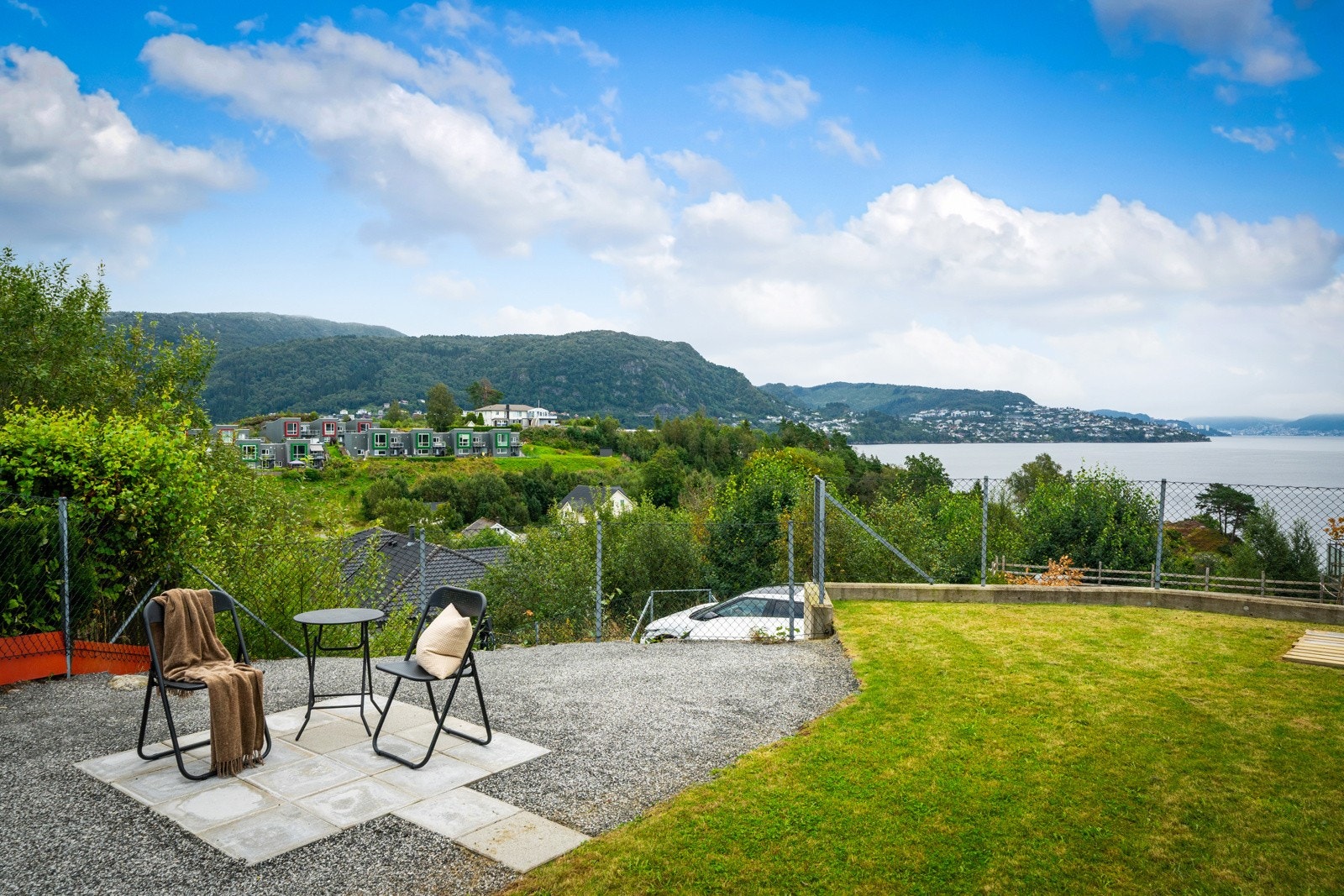 Fra hagen og terrassen nyter man en flott utsikt, gode solforhold og flere muligheter for å tilbringe fine dager ute. Galleribilde