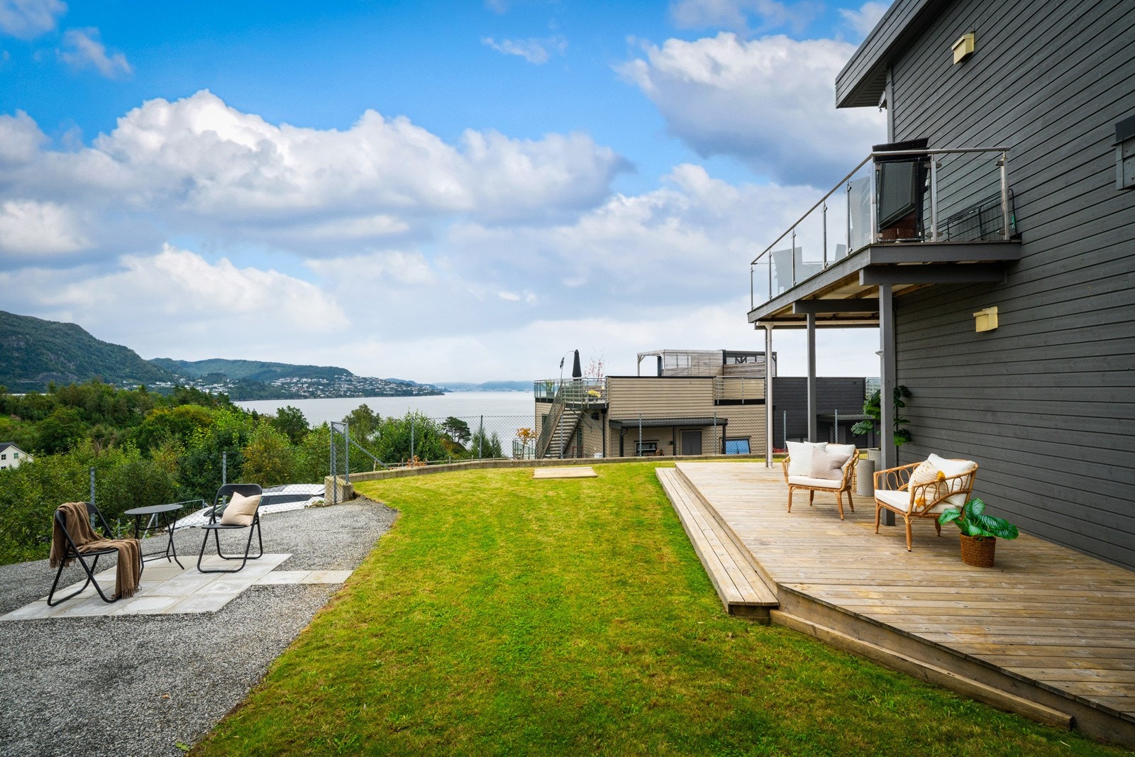 Nyt den flotte utsikten mot Byfjorden Galleribilde