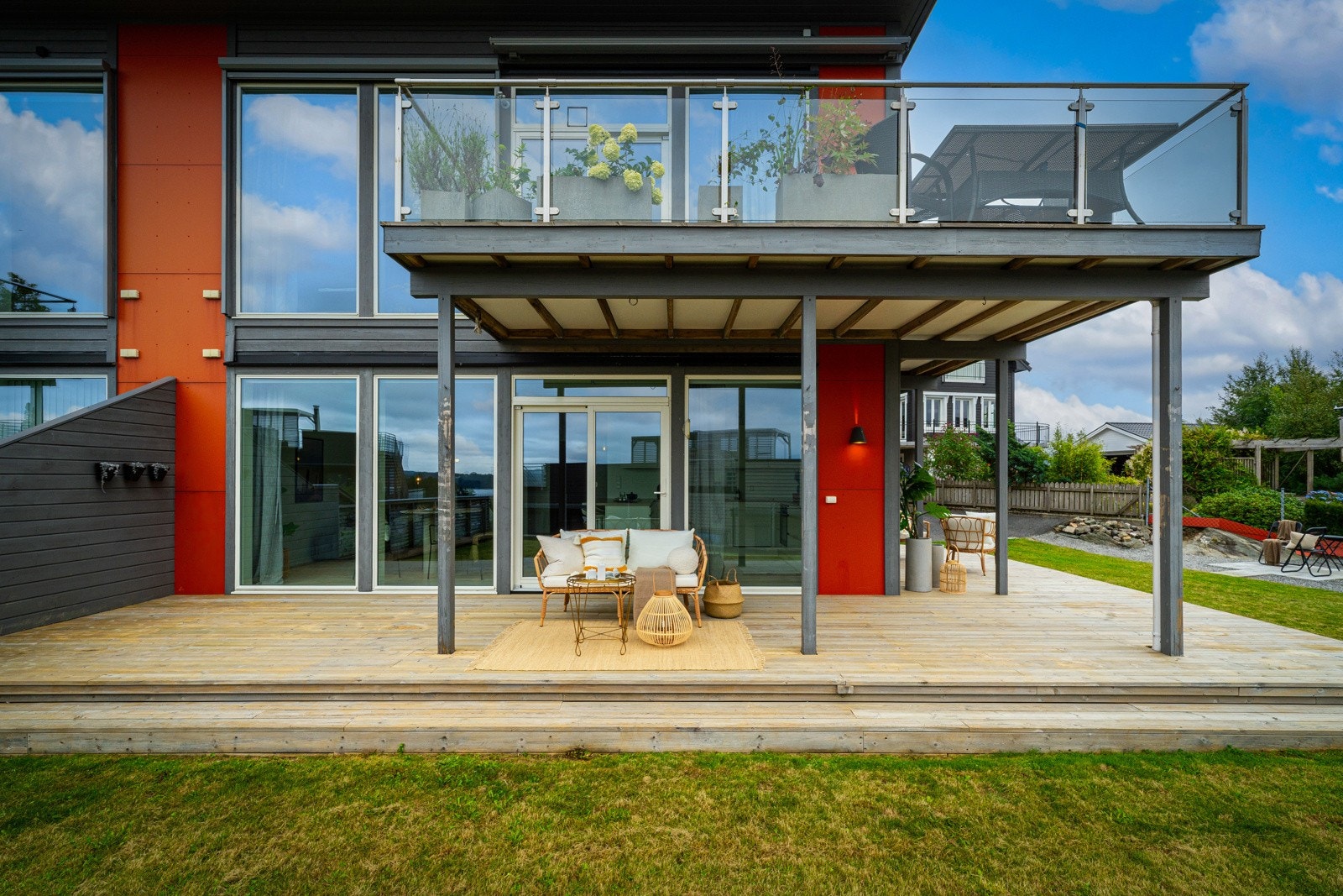 Stor terrasse som innbyr til både avslapping og sosiale sammenkomster Galleribilde